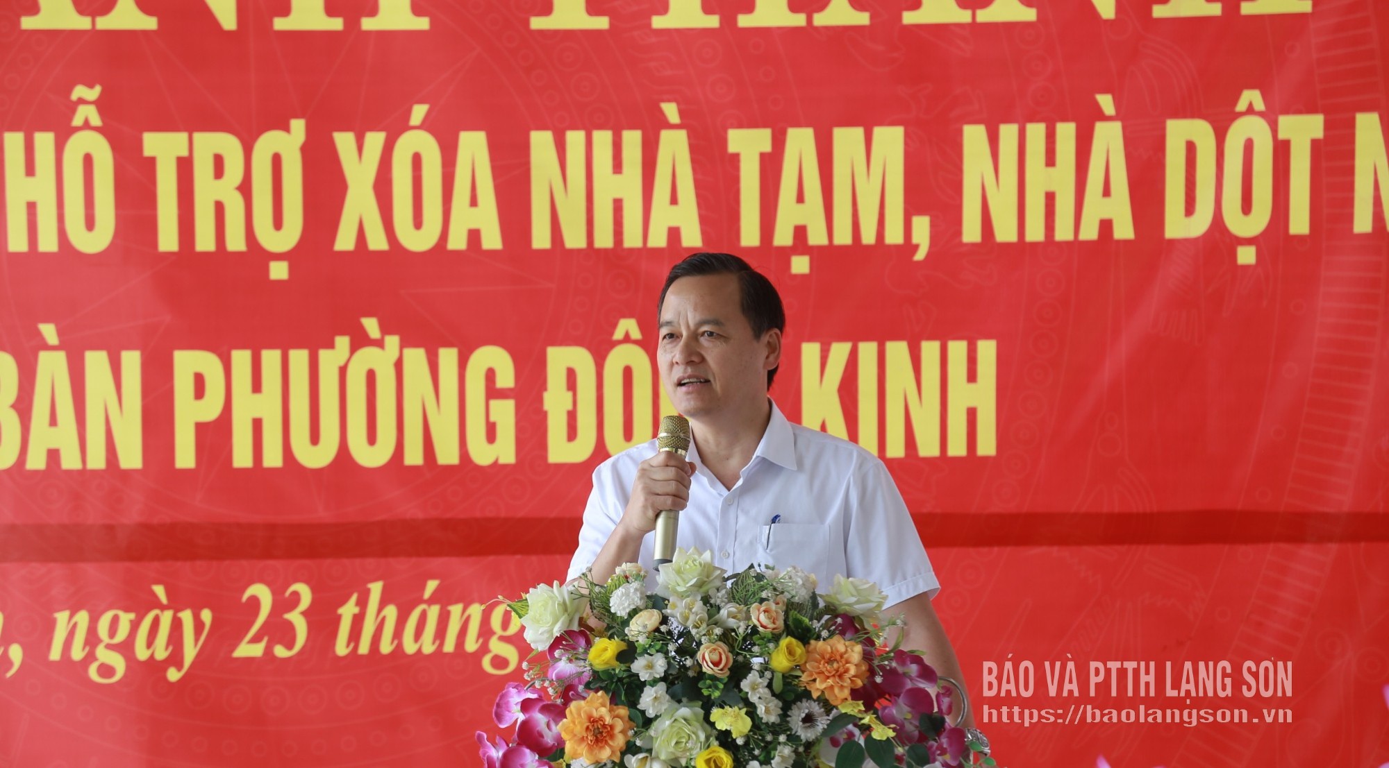  Đồng chí Phùng Quang Hội, Ủy viên Ban Thường vụ Tỉnh ủy, Bí thư Đảng uỷ phường, Trưởng Ban Chỉ đạo xoá nhà tạm, nhà dột nát phường Đông Kinh phát biểu tại buổi lễ