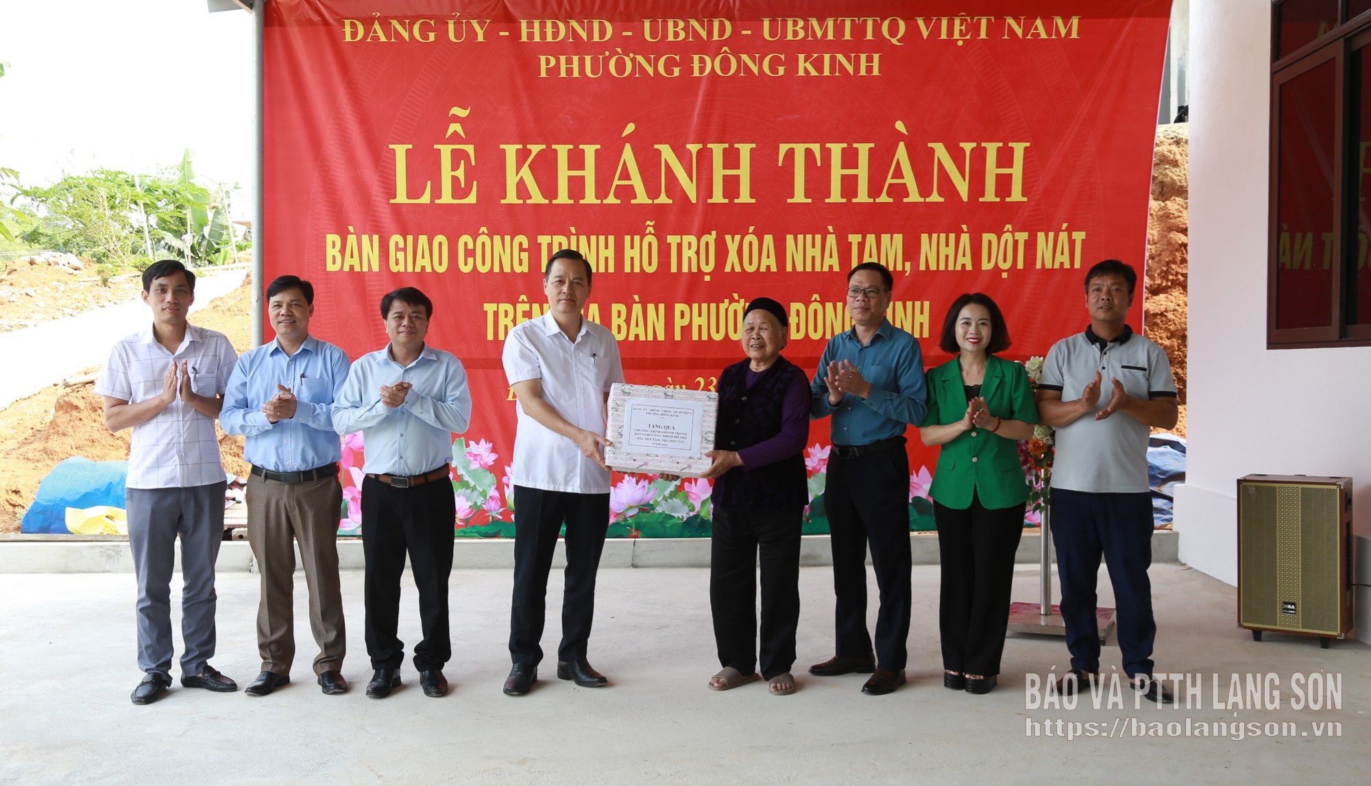 Các đại biểu trao quà cho gia đình bà Nông Thị Ngay, khối Nà Soong