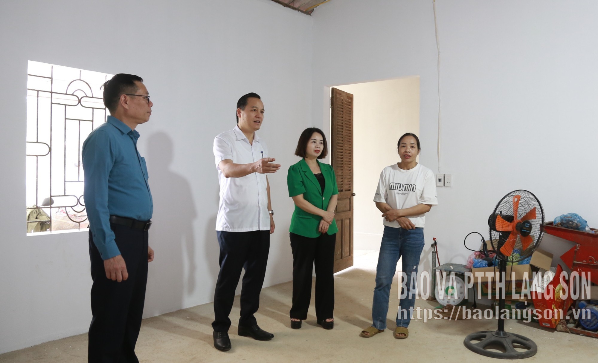 Các đại biểu tham qua nhà gia đình bà Nông Thị Ngay, khối Nà Soong