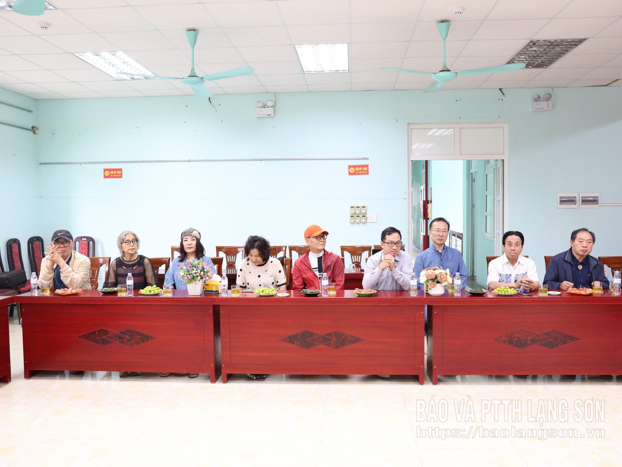 Các cán bộ, họa sĩ Hàn Quốc và cán bộ Hội Liên hiệp Văn học Nghệ thuật tỉnh Phú Thọ tham dự buổi làm việc