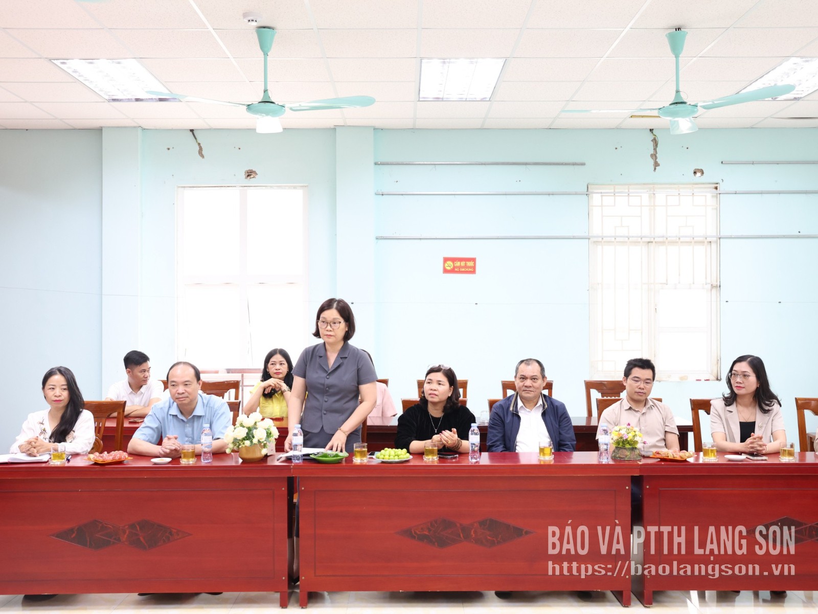 Các đại biểu tham dự buổi làm việc