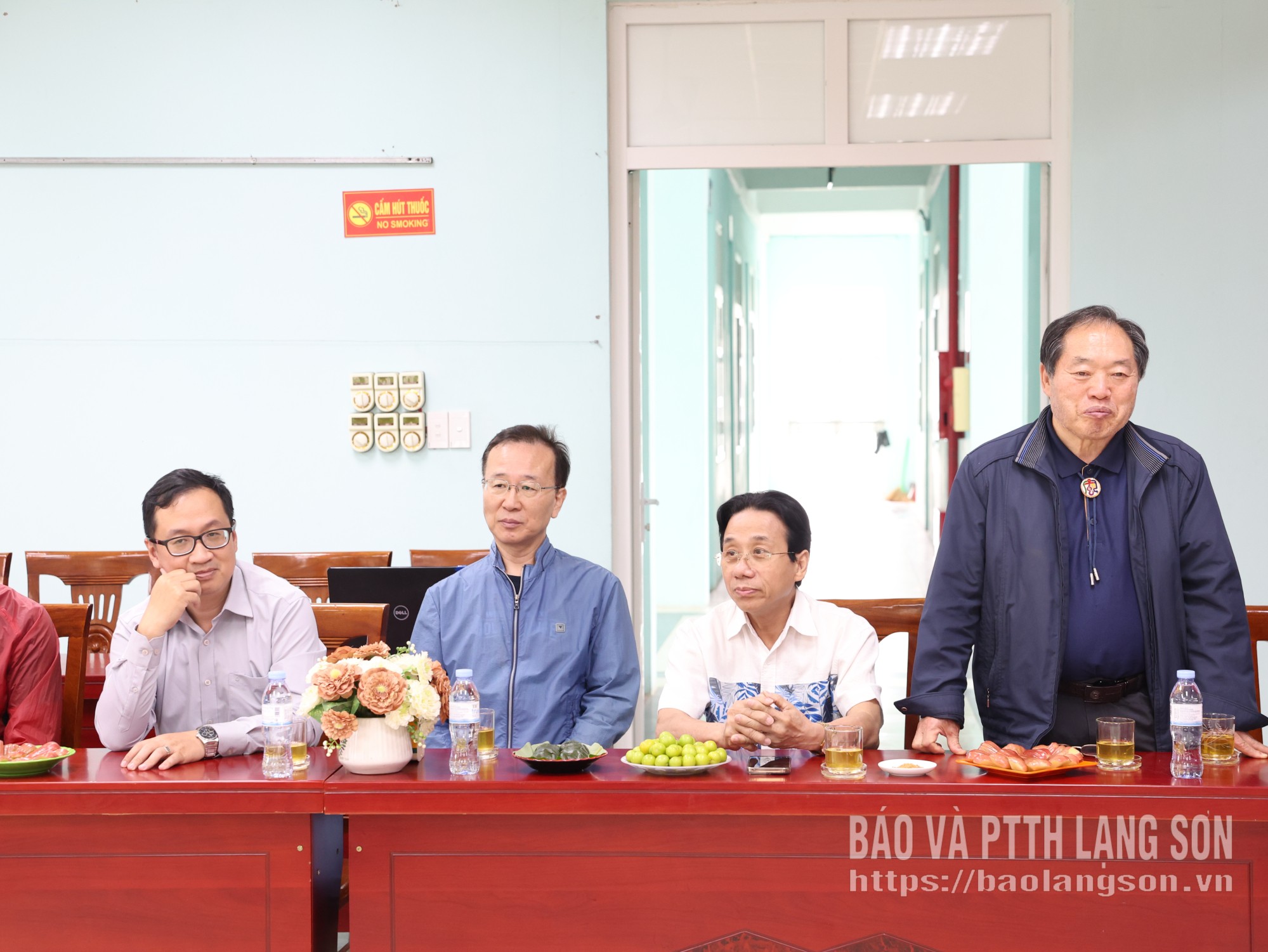 Đại diện đoàn cán bộ, họa sĩ Hàn Quốc phát biểu tại buổi làm việc