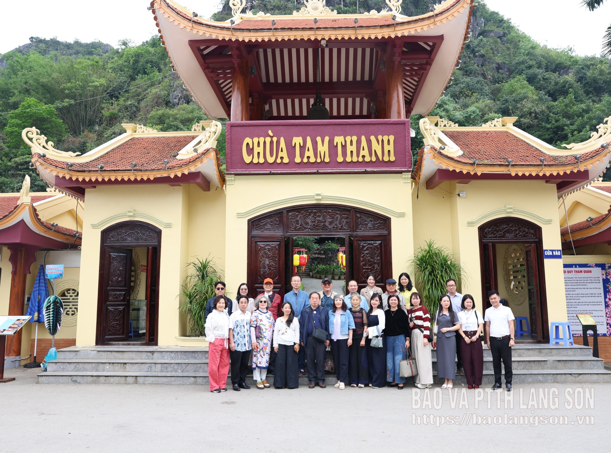 Đoàn công tác chụp ảnh lưu niệm tại cổng chùa Tam Thanh, phường Tam Thanh, tỉnh Lạng Sơn