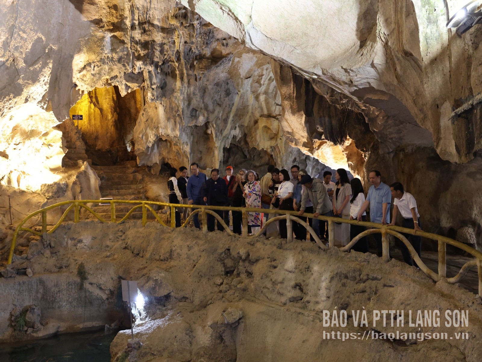 Đoàn công tác tham quan động Tam Thanh, phường Tam Thanh, tỉnh Lạng Sơn