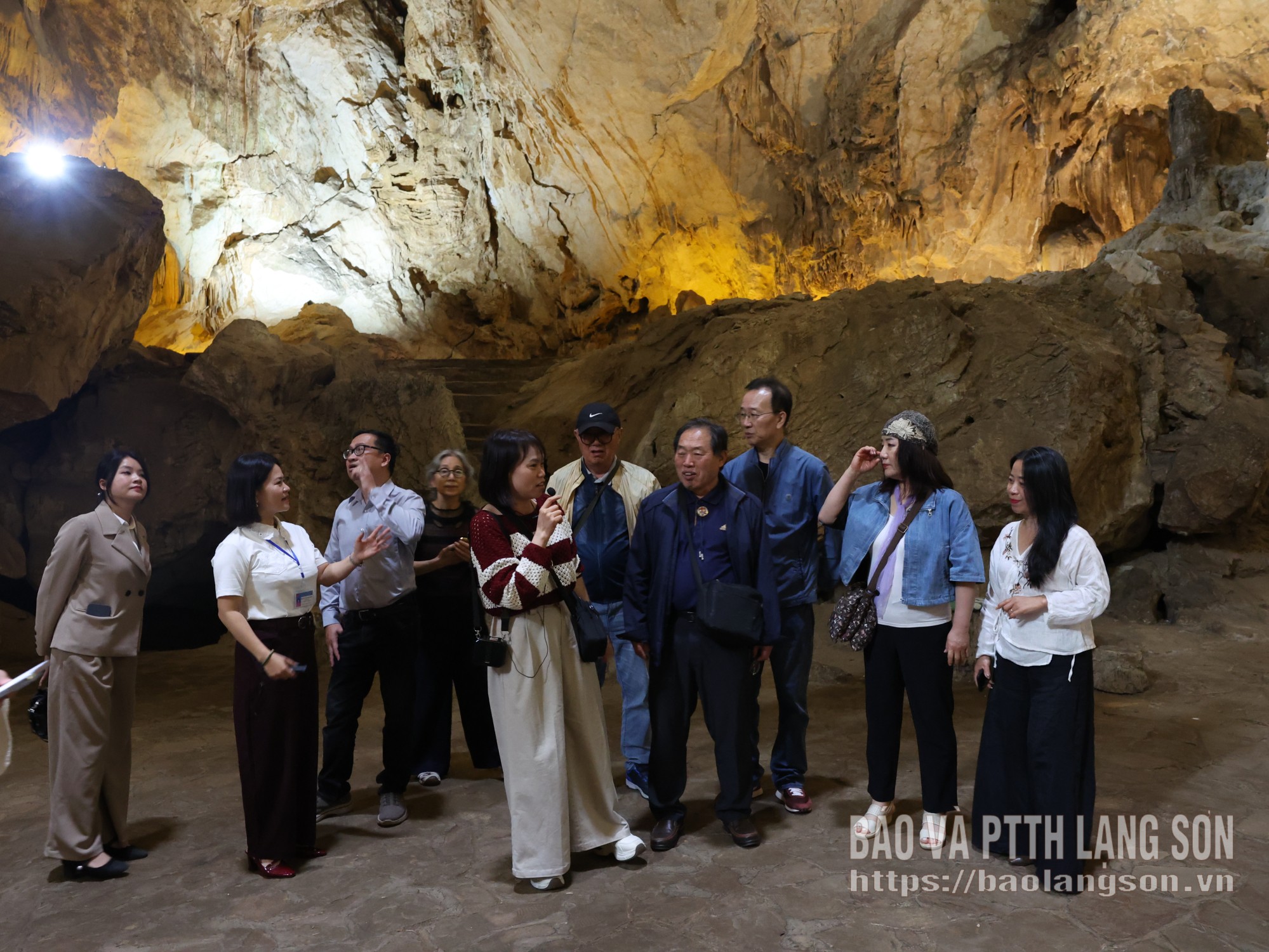 Đoàn công tác tham quan động Tam Thanh, phường Tam Thanh, tỉnh Lạng Sơn