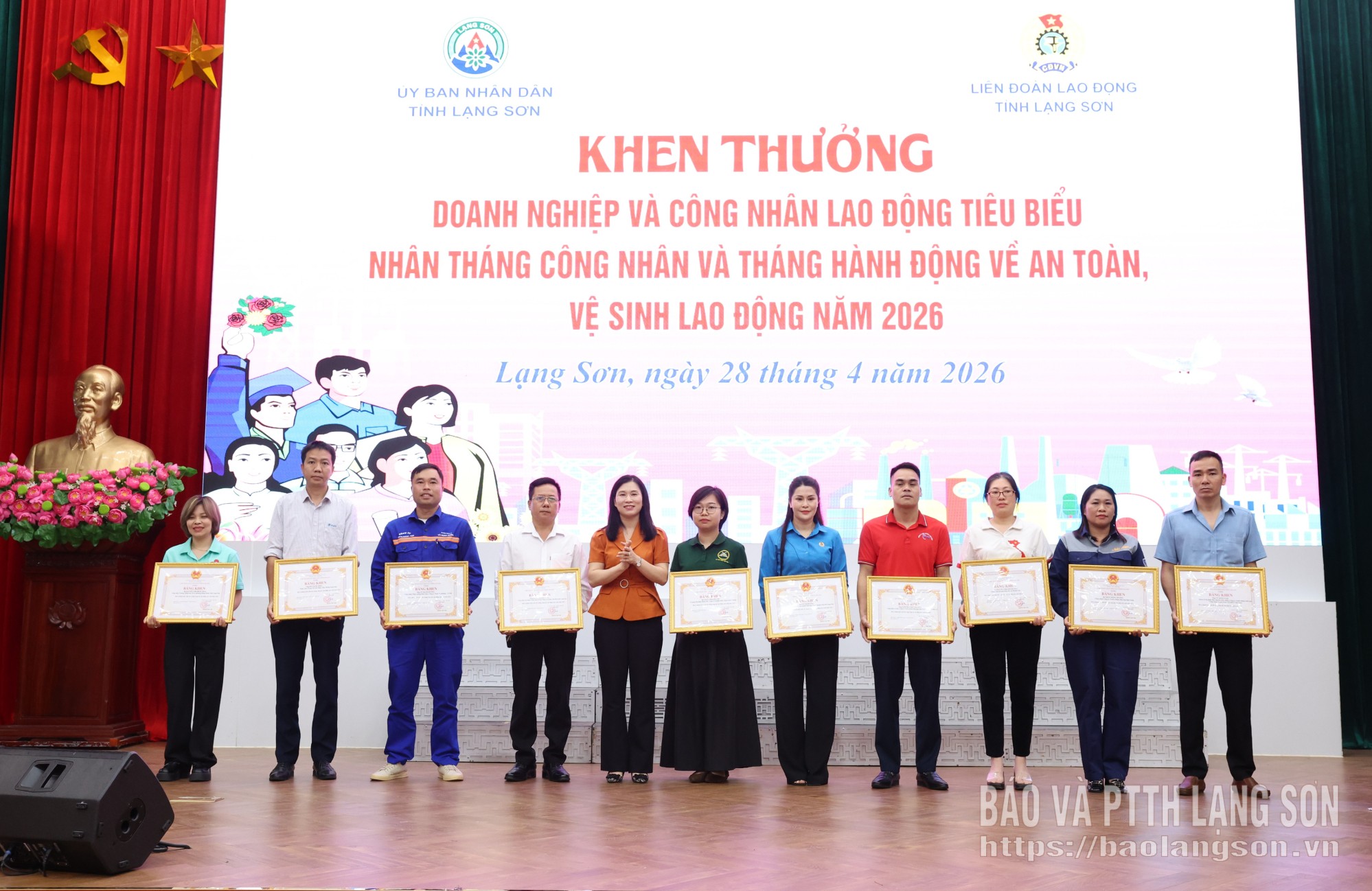 Đồng chí Trần Thanh Nhàn, Tỉnh ủy viên, Phó Chủ tịch UBND tỉnh, Chủ tịch Hội đồng ATVSLĐ tỉnh trao bằng khen của Chủ tịch UBND tỉnh cho các cá nhân có thành tích xuất sắc trong công tác, lao động sản xuất năm 2025