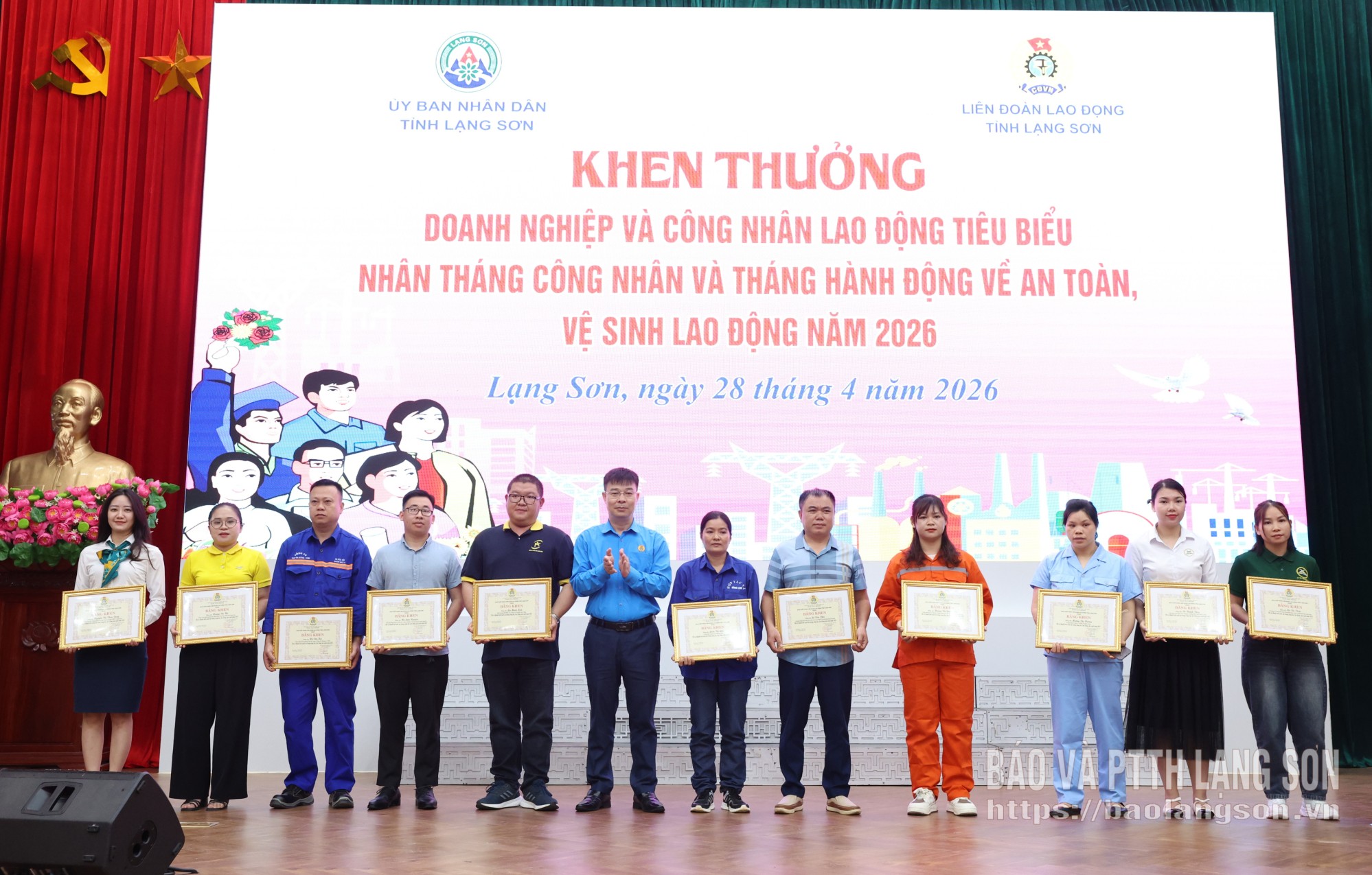 Lãnh đạo LĐLĐ tỉnh trao bằng khen của Ban Chấp hành LĐLĐ tỉnh cho các cá nhân có thành tích xuất sắc trong công tác, lao động sản xuất năm 2025