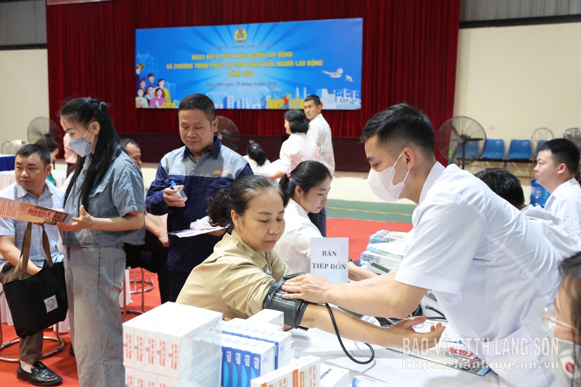 Công nhân khám sức khỏe miễn phí trong Ngày hội vì sức khỏe người lao động do LĐLĐ tỉnh tổ chức