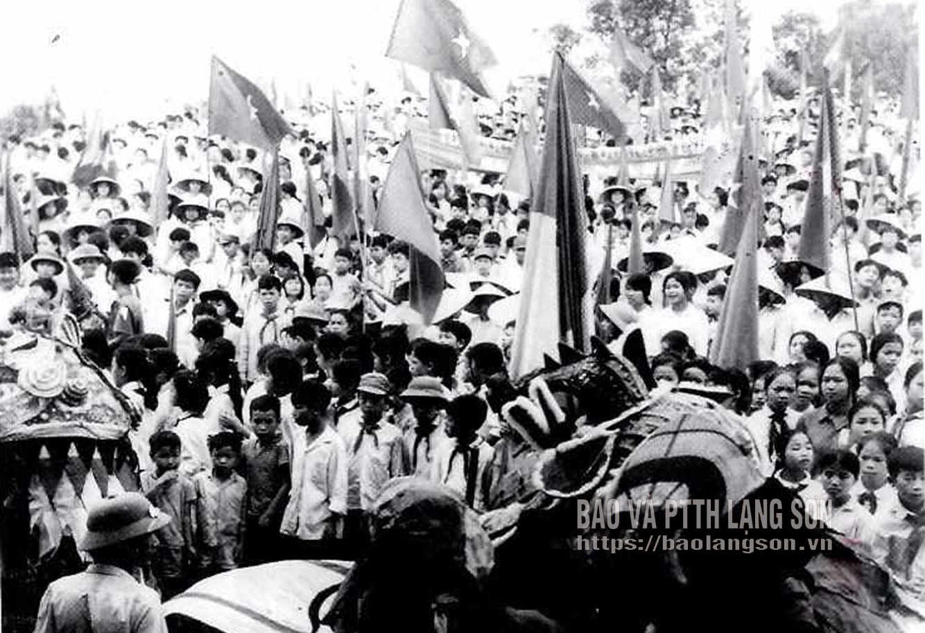 Mít tinh mừng ngày Giải phóng miền Nam thống nhất đất nước tại thị xã Lạng Sơn (ngày 1/5/1975) - Ảnh: VŨ BÁCH