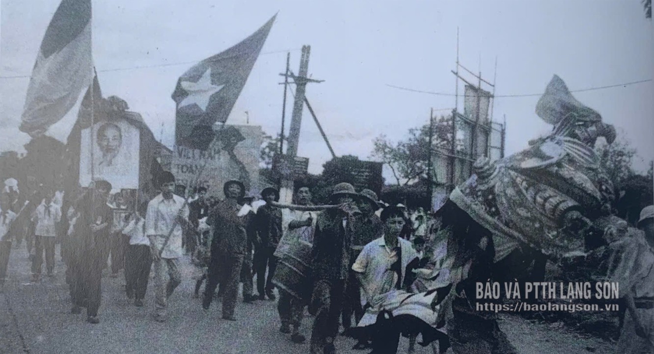 Nhân dân thị xã Lạng Sơn diễu hành trên đường phố mừng ngày miền Nam giải phóng, thống nhất đất nước 30/4/1975 - Ảnh: VŨ BÁCH