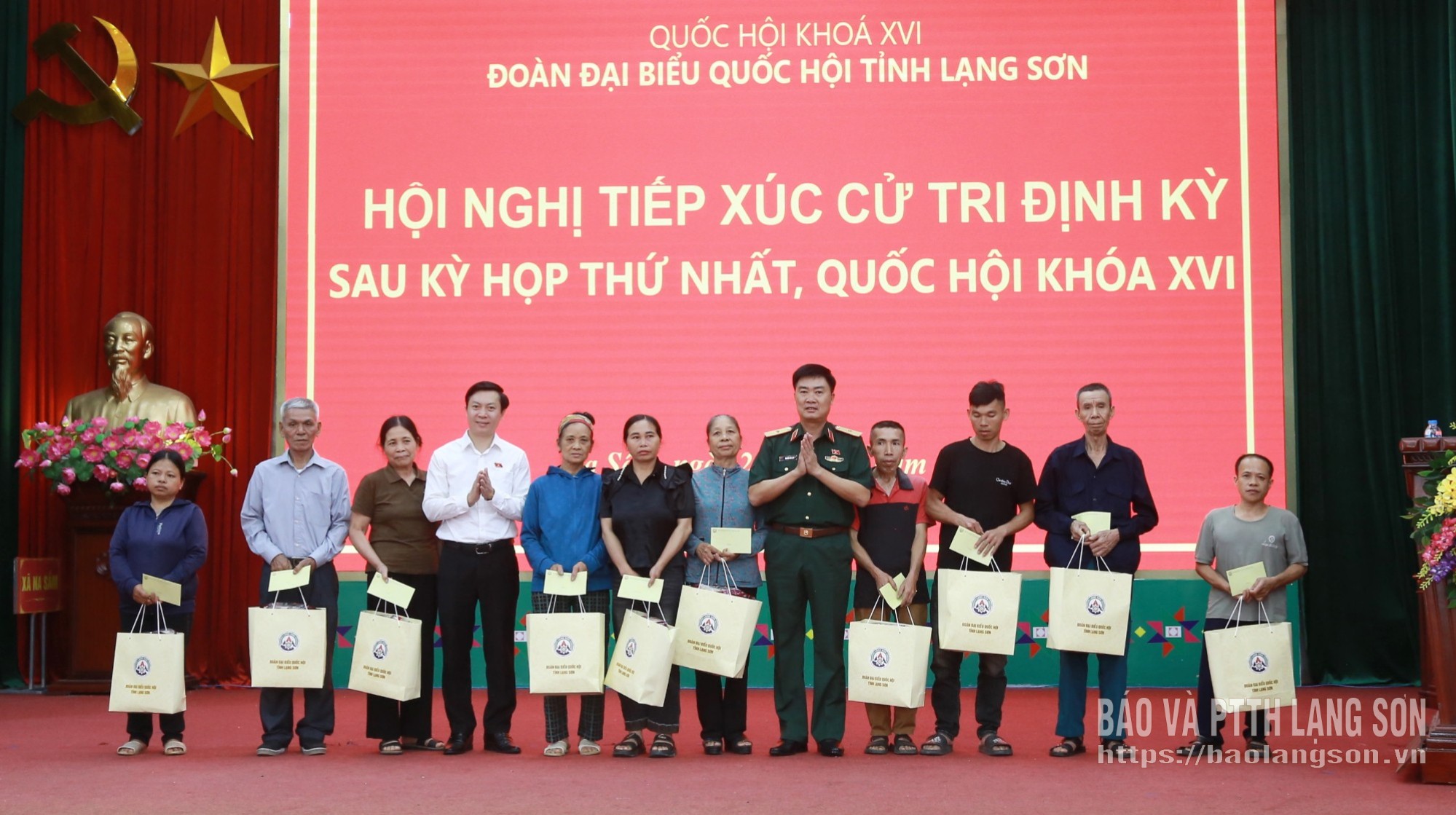  Đoàn đại biểu Quốc hội tỉnh tặng quà các gia đình chính sách, hộ có hoàn cảnh khó khăn trên địa bàn xã Na Sầm