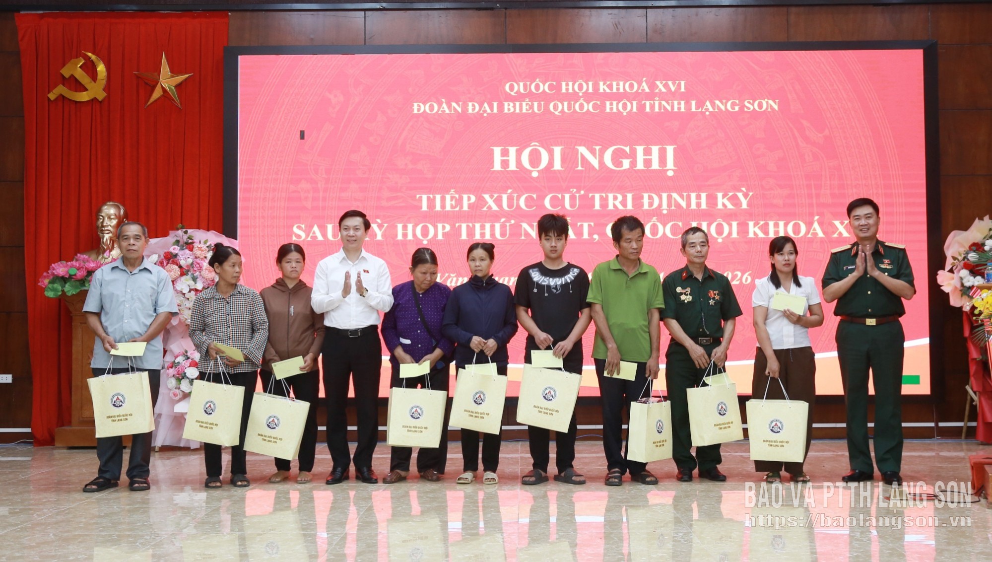  Đoàn đại biểu Quốc hội tỉnh tặng quà các gia đình chính sách, hộ có hoàn cảnh khó khăn trên địa bàn xã Văn Quan