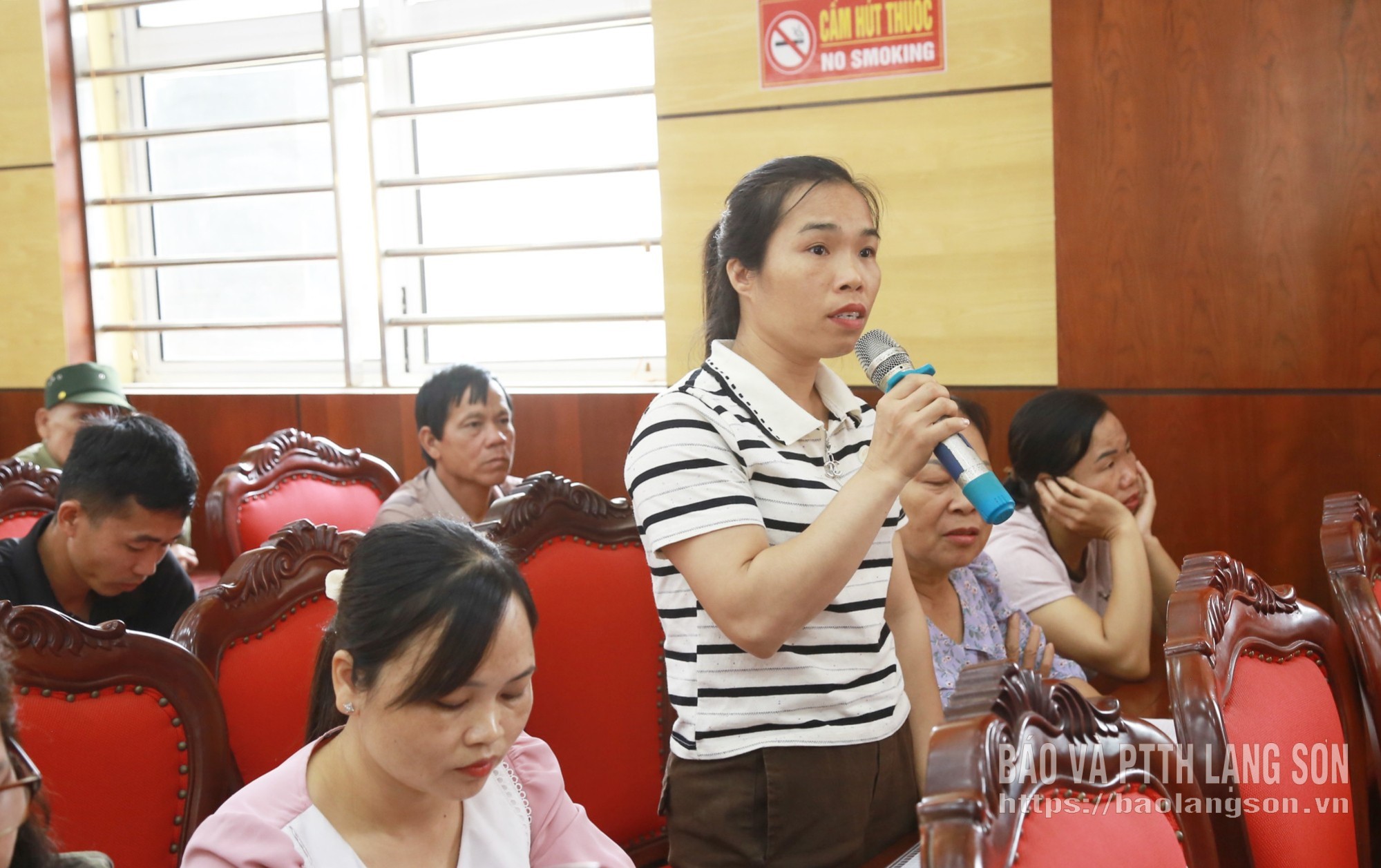 Cử tri xã Na Sầm nêu kiến nghị trong chương trình