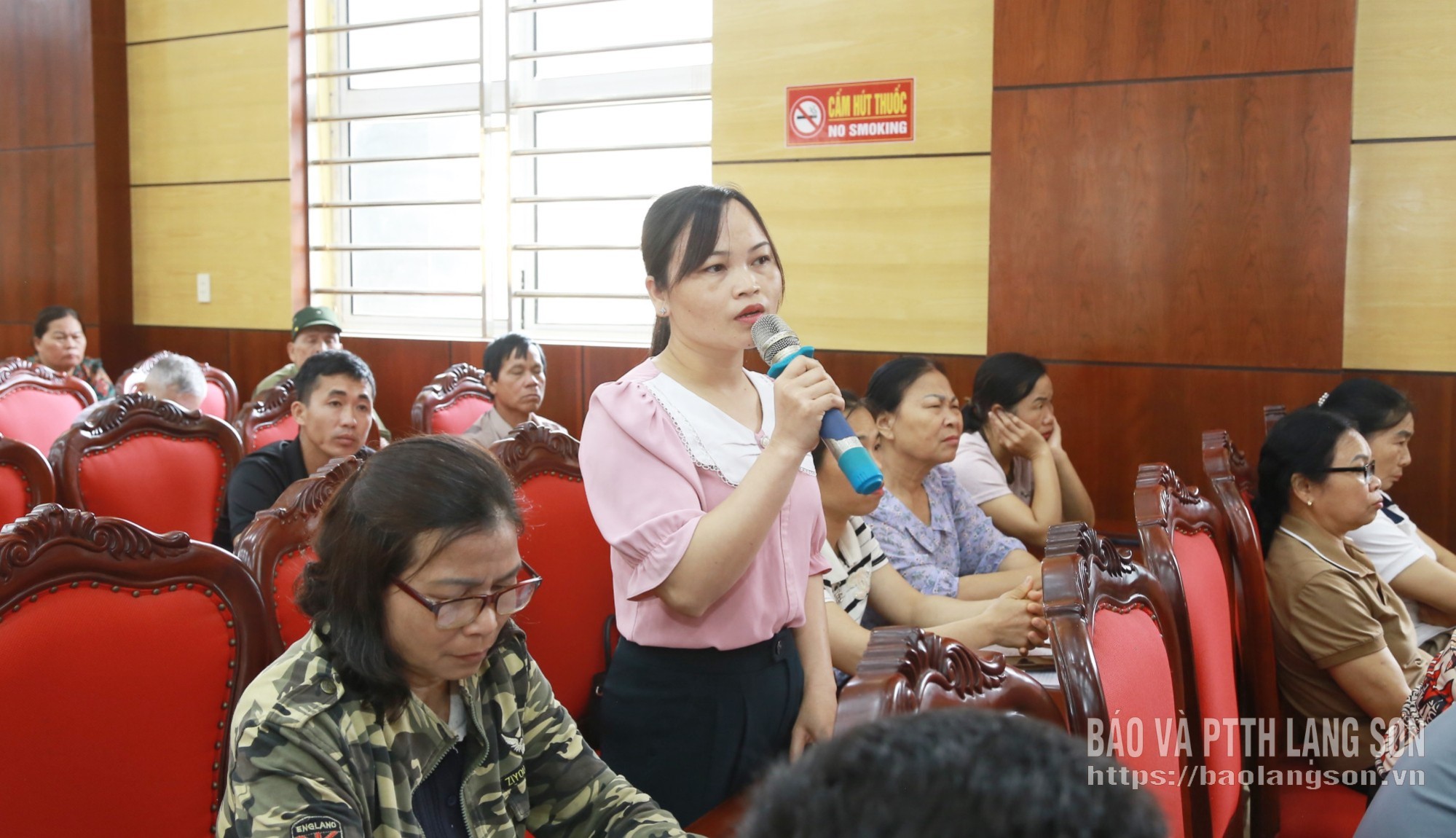 Cử tri xã Na Sầm nêu kiến nghị trong chương trình