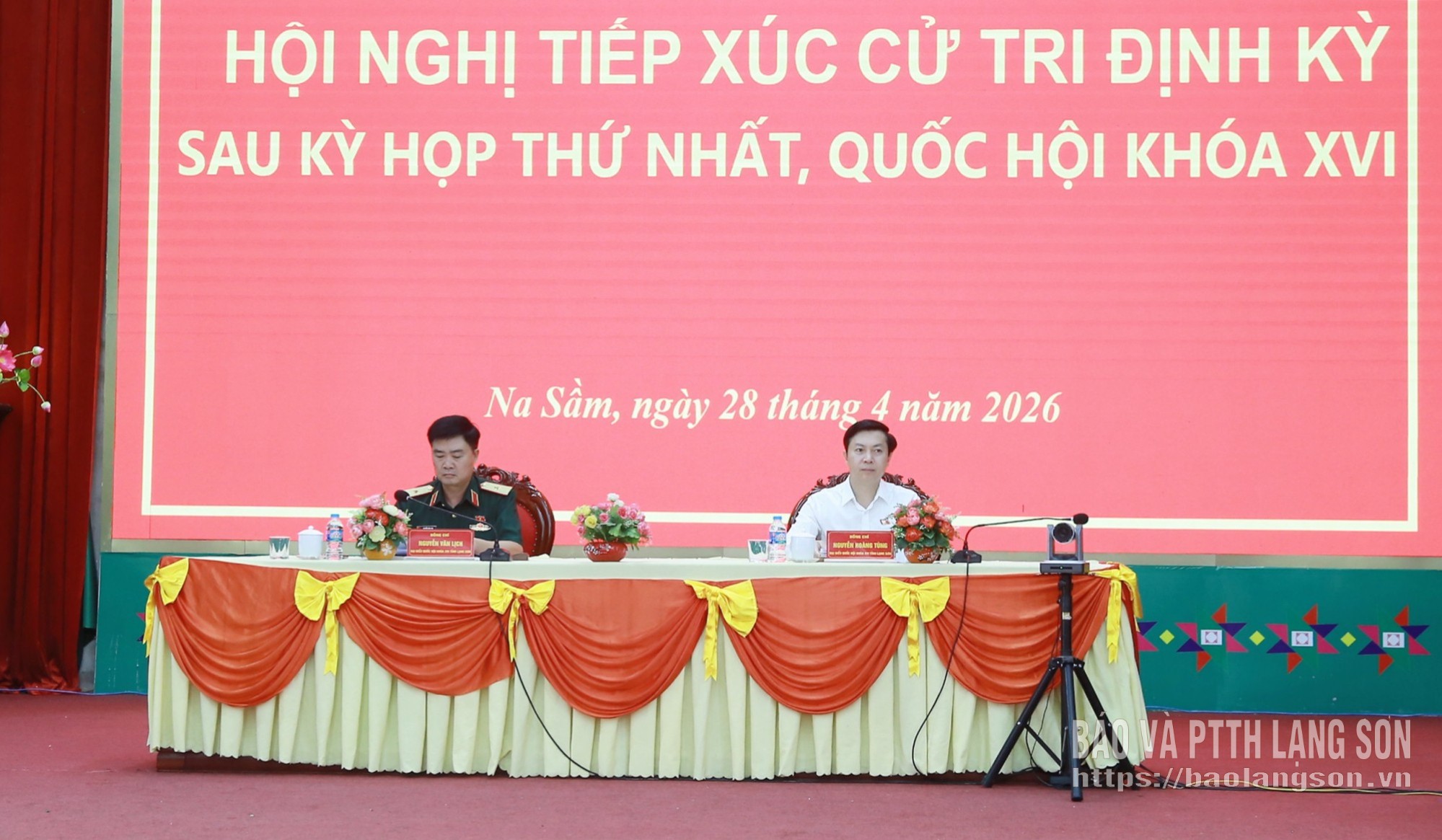 Các đồng chí Đại biểu Quốc hội tỉnh tại hội nghị tiếp xúc cử tri ở điểm cầu xã Na Sầm