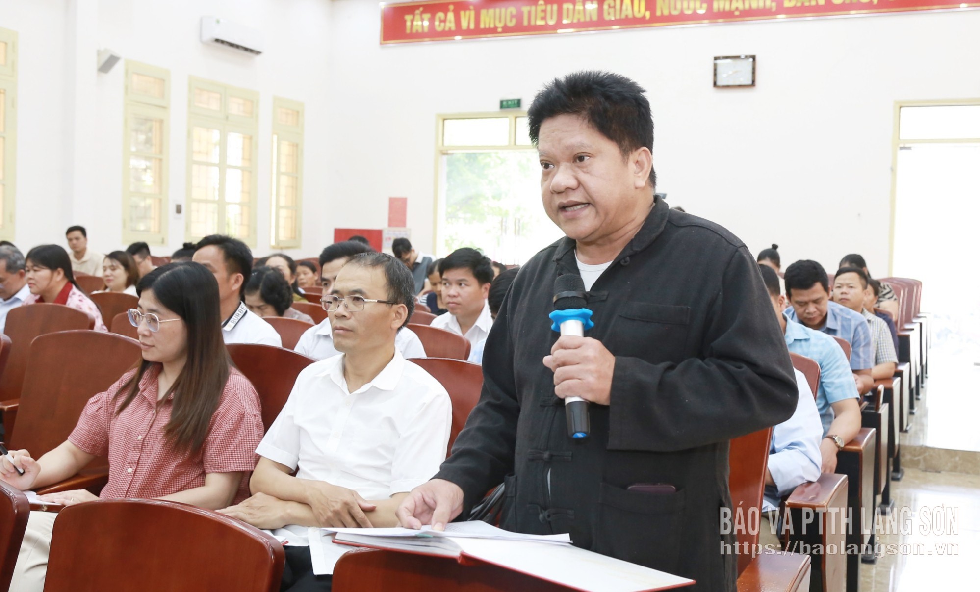 Cử tri xã Văn Quan nêu kiến nghị trong chương trình