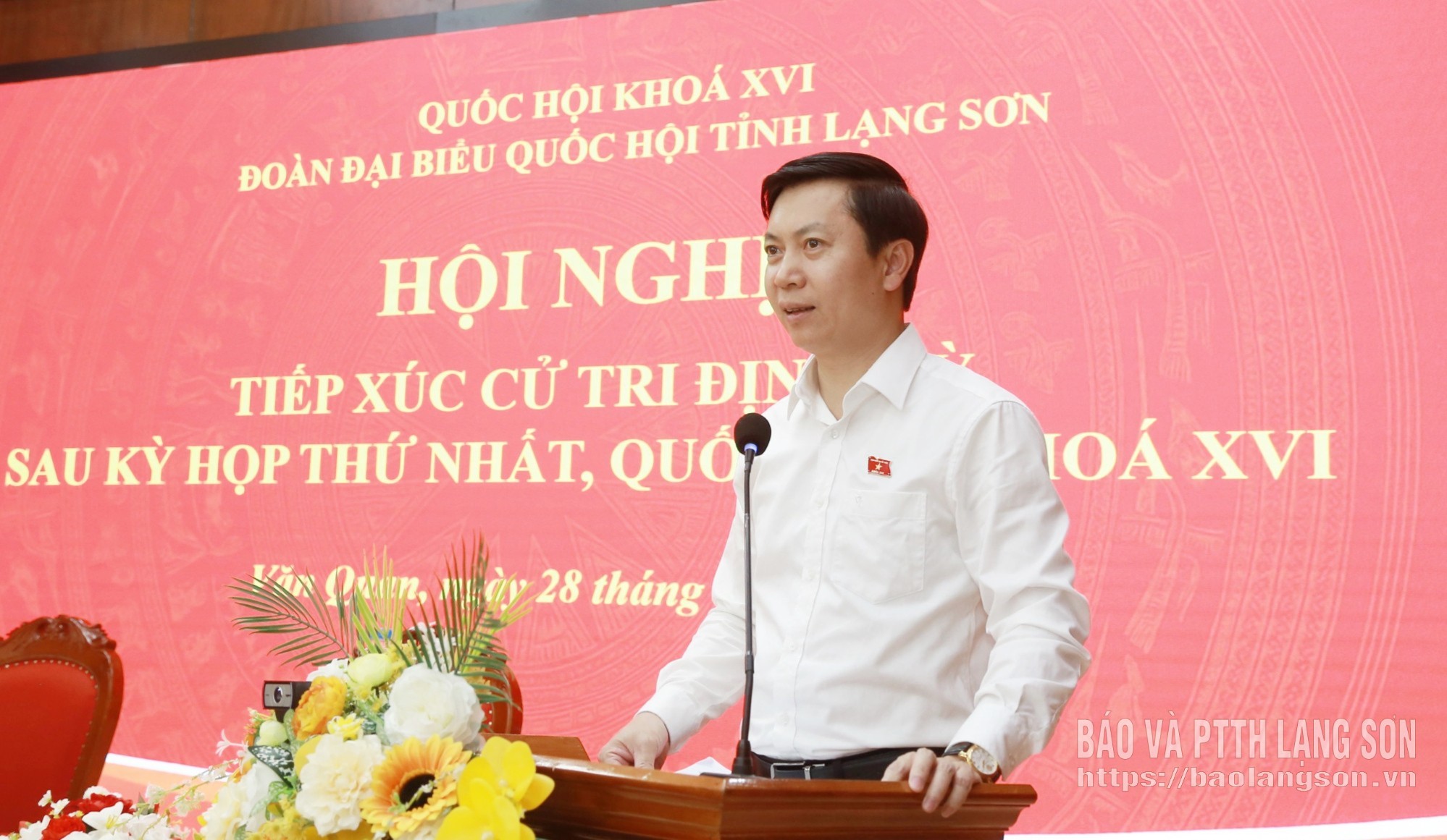Đồng chí Nguyễn Hoàng Tùng, Ủy viên Ban Thường vụ Tỉnh ủy, Phó Chủ tịch Thường trực Ủy ban MTTQ Việt Nam tỉnh, Ủy viên Ủy ban Văn hóa và Xã hội của Quốc hội báo cáo kết quả Kỳ họp thứ nhất, Quốc hội khóa XVI tại điểm cầu xã Văn Quan