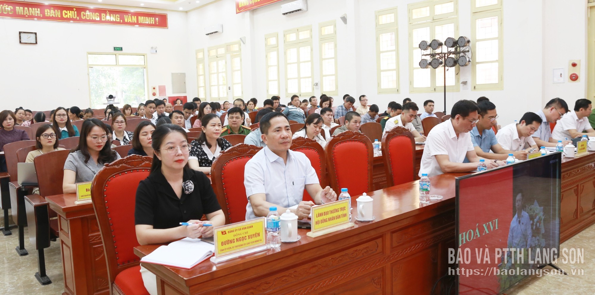 Các đại biểu và cử tri dự hội nghị tại điểm cầu xã Văn Quan