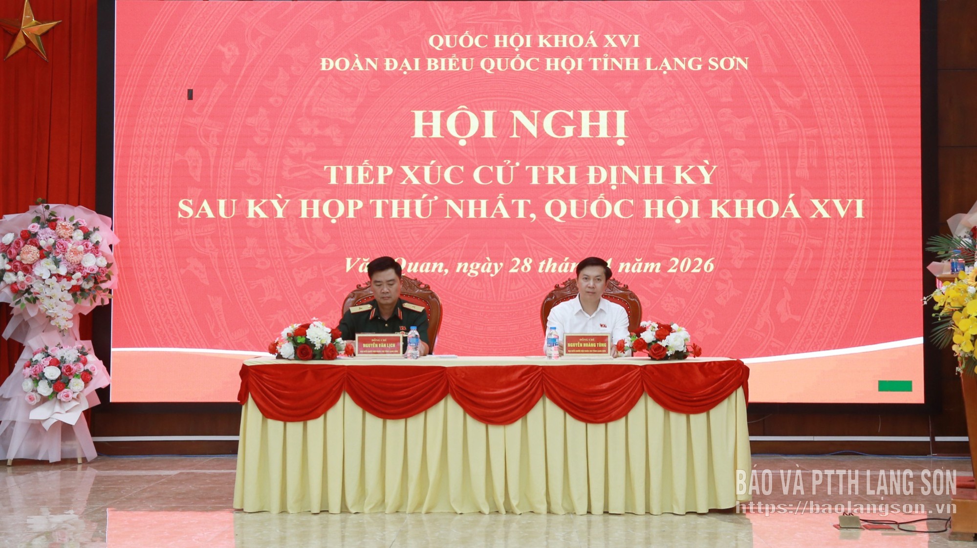 Các đồng chí Đại biểu Quốc hội tỉnh tại hội nghị tiếp xúc cử tri ở điểm cầu xã Văn Quan