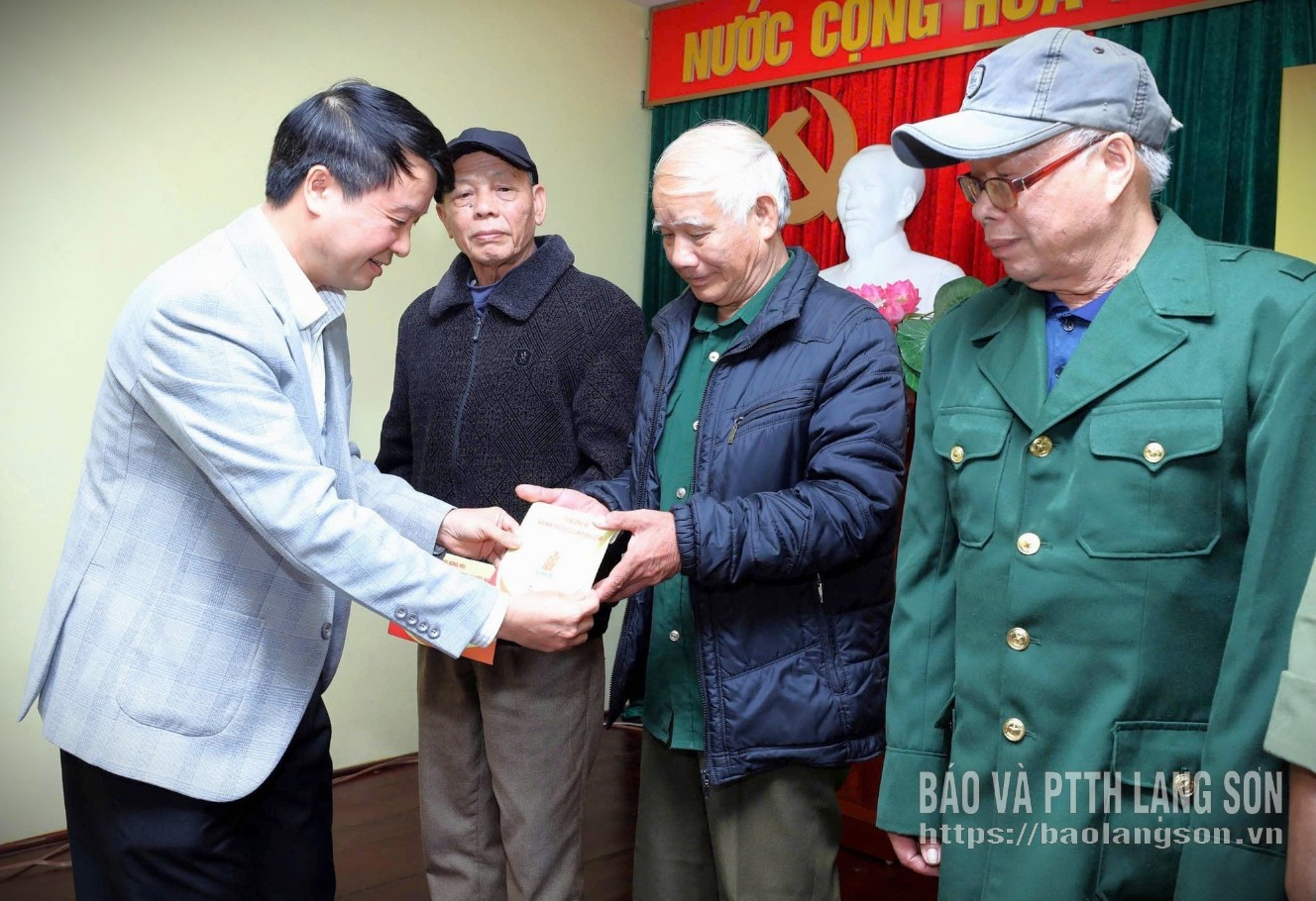 Lãnh đạo Ủy ban MTTQ Việt Nam tỉnh trao kinh phí hỗ trợ các nạn nhân chất độc da cam trên địa bàn tỉnh