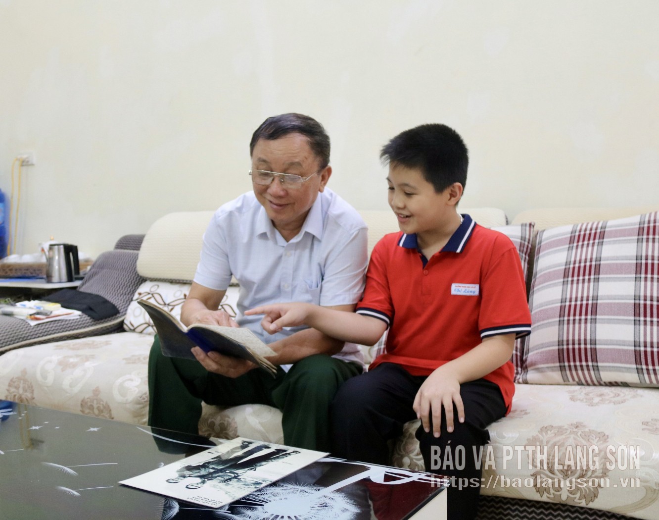 Cựu chiến binh phường Lương Văn Tri kể lại ký ức chiến tranh cho cháu nội nghe