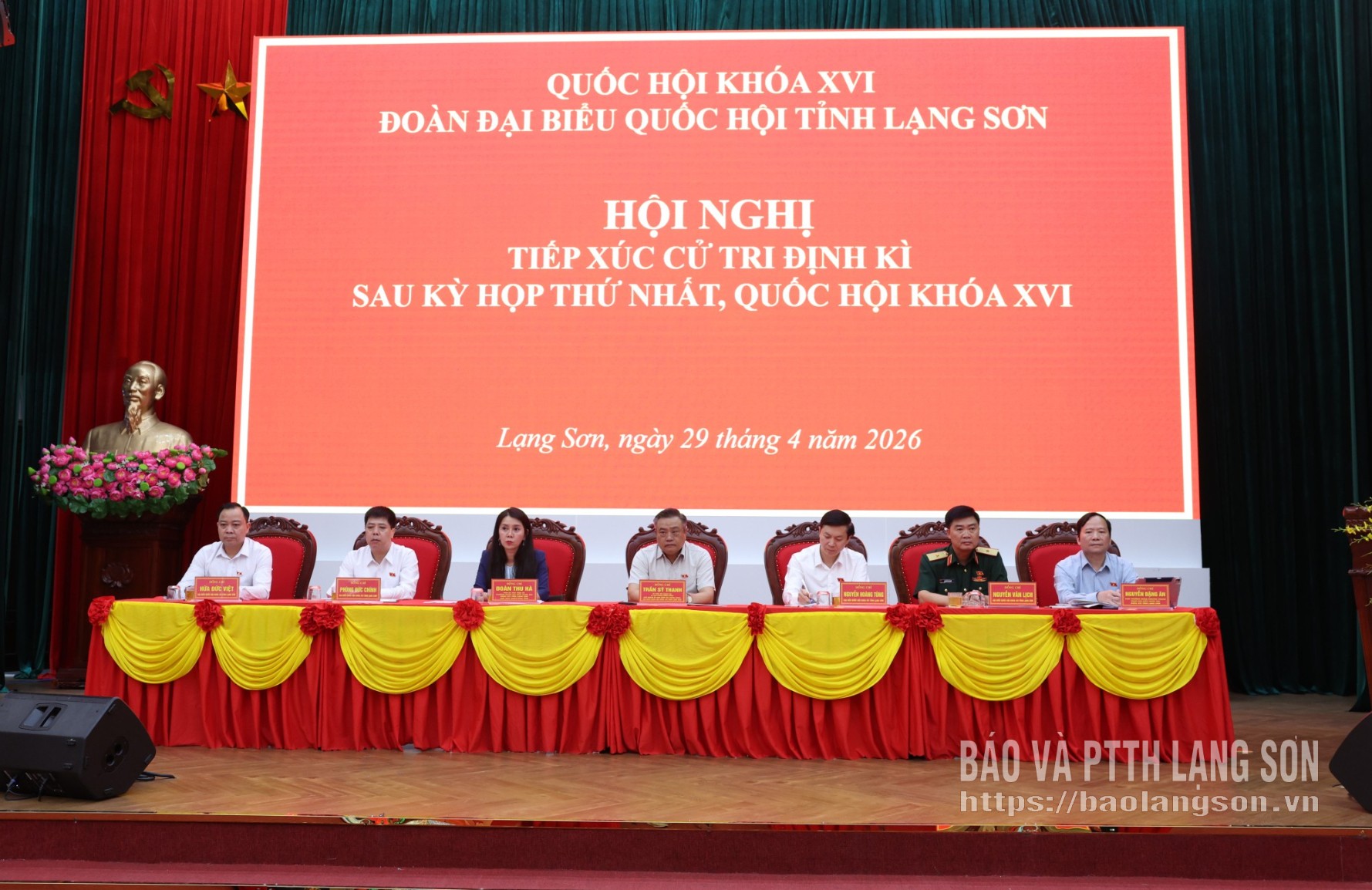 Các đồng chí Đại biểu Quốc hội tỉnh tại hội nghị tiếp xúc cử tri 