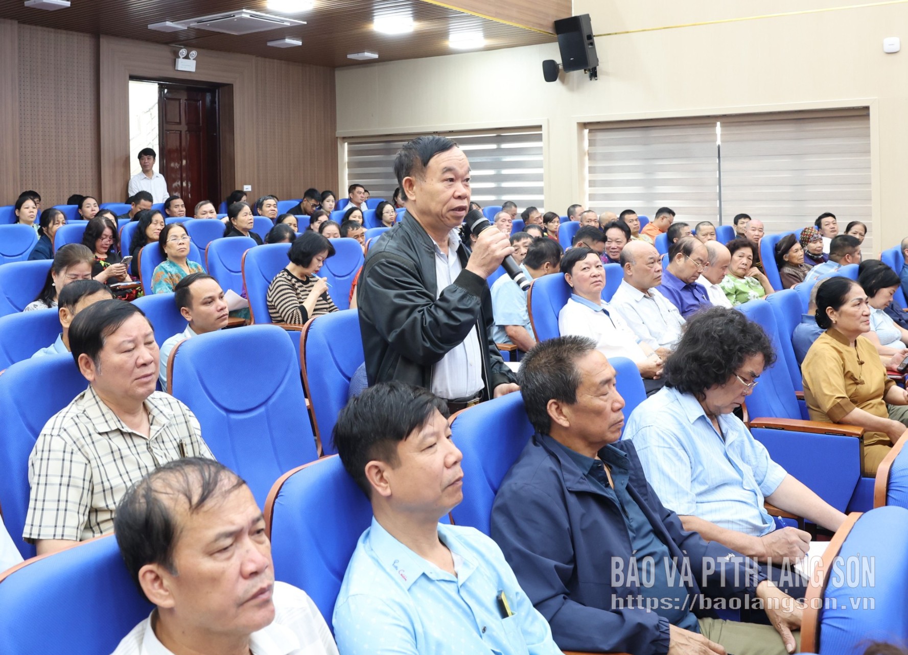 Cử tri phường Kỳ Lừa phát biểu ý kiến tại hội nghị