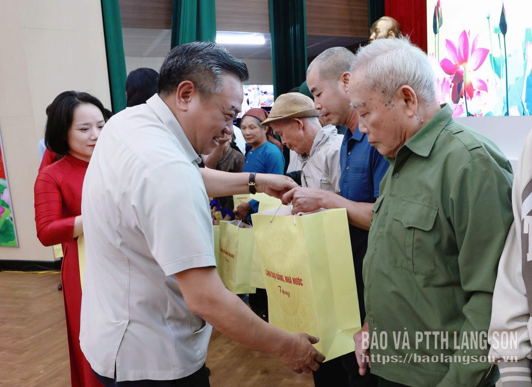 Đồng chí Trần Sỹ Thanh, Ủy viên Bộ Chính trị, Bí thư Trung ương Đảng, Chủ nhiệm Ủy ban Kiểm tra Trung ương trao quà cho các hộ gia đình chính sách, người có công trên địa bàn tỉnh Lạng Sơn