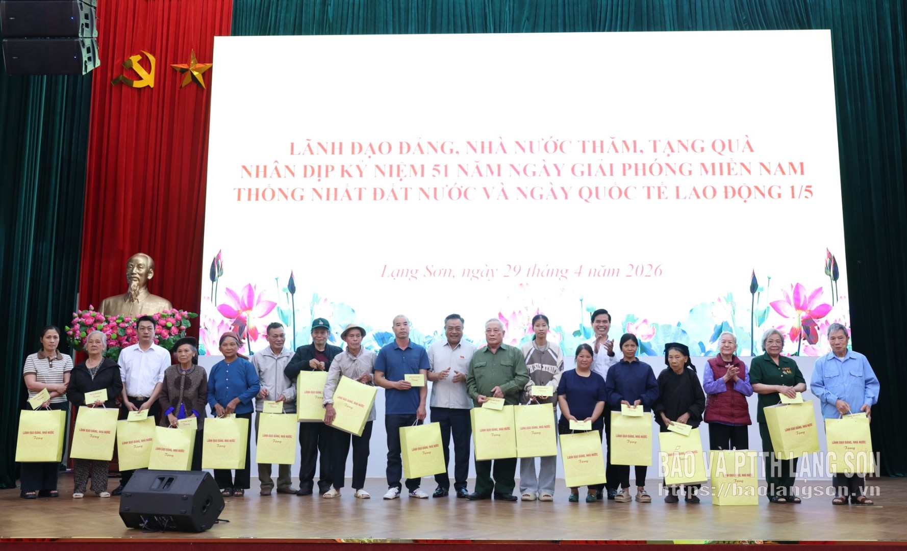 Lãnh đạo Ủy ban Kiểm tra Trung ương và lãnh đạo Tỉnh uỷ tặng quà cho các gia đình chính sách, người có công trên địa bàn tỉnh Lạng Sơn