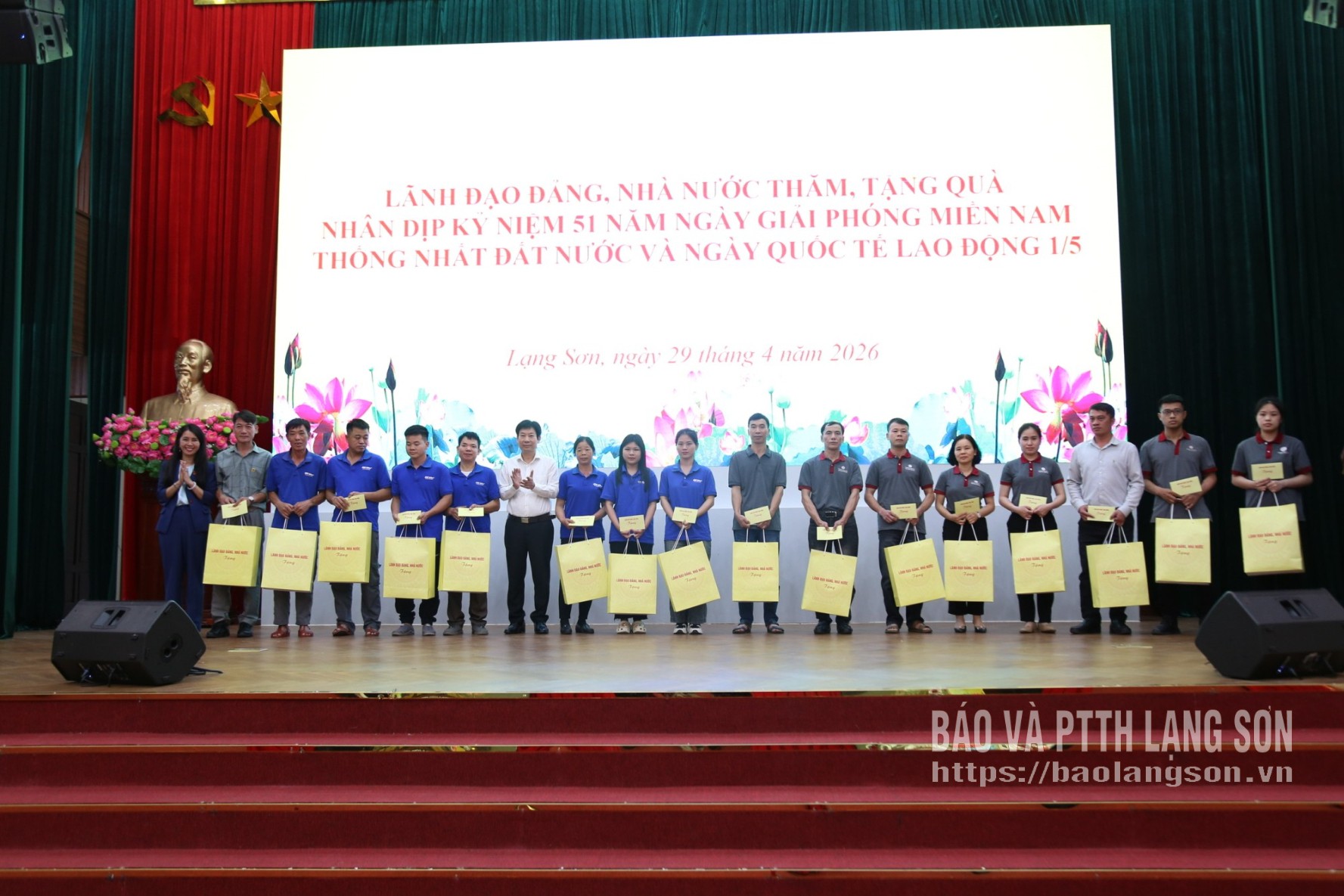 Lãnh đạo Trung ương Hội Nông dân Việt Nam và lãnh đạo Tỉnh uỷ tặng quà cho công nhân lao động trên địa bàn tỉnh 