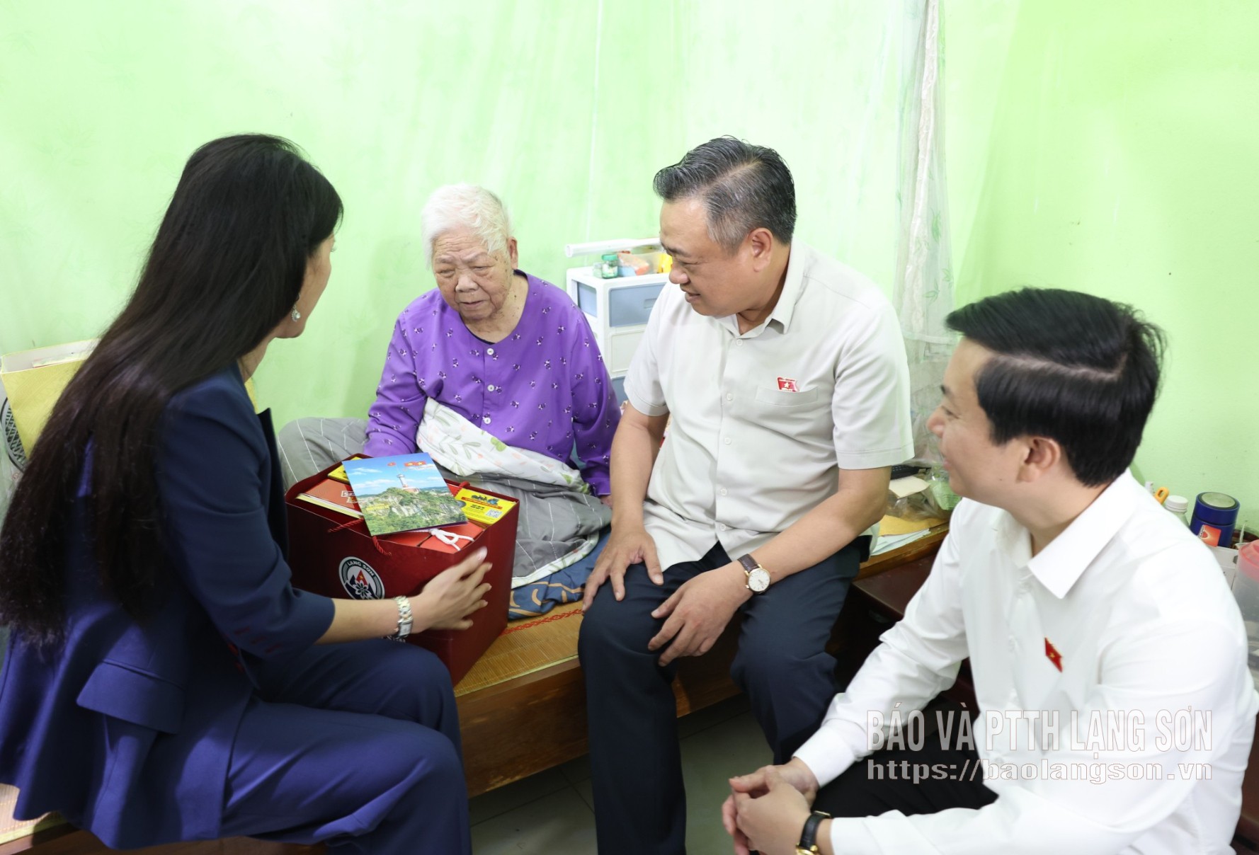 Đoàn Thu Hà, Phó Bí thư Tỉnh ủy, Trưởng Đoàn ĐBQH tỉnh, Chủ tịch Ủy ban MTTQ Việt Nam tỉnh thăm, tặng quà mẹ Việt Nam Anh hùng Nguyễn Thị Kim 