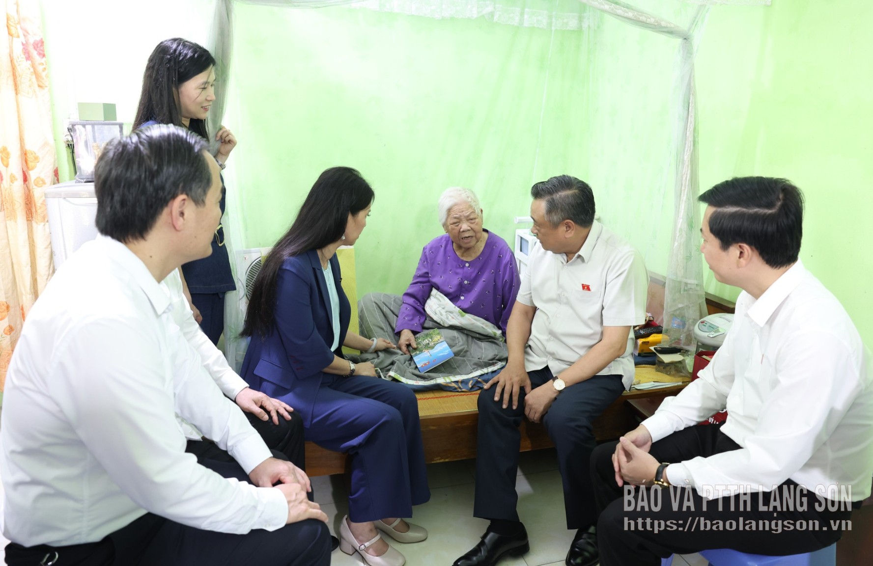 Đoàn công tác của Trung ương và của tỉnh thăm hỏi, động viên mẹ Việt Nam Anh hùng Nguyễn Thị Kim  