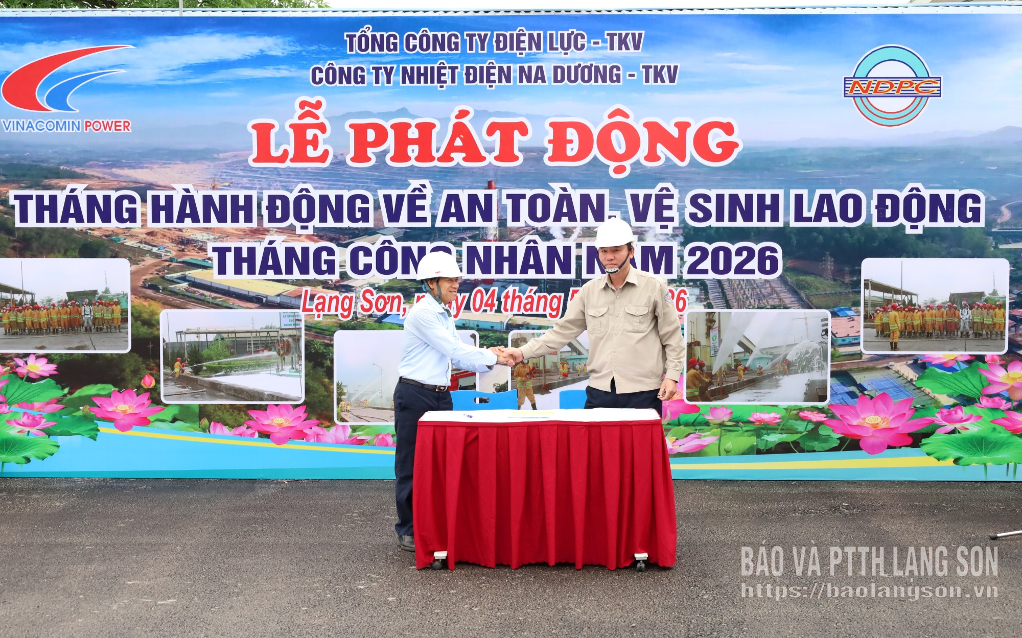 Đại diện hai phân xưởng của công ty ký cam kết thực hiện các quy định về ATVSLĐ