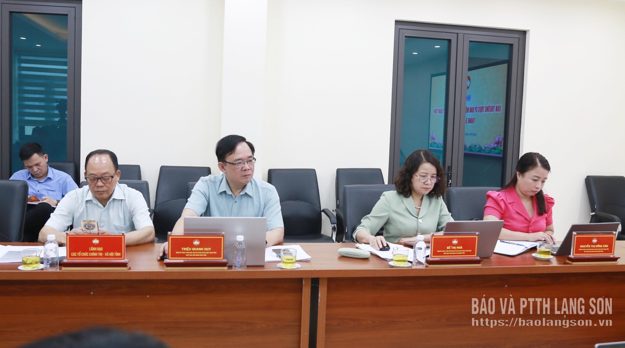 Các đại biểu dự cuộc họp