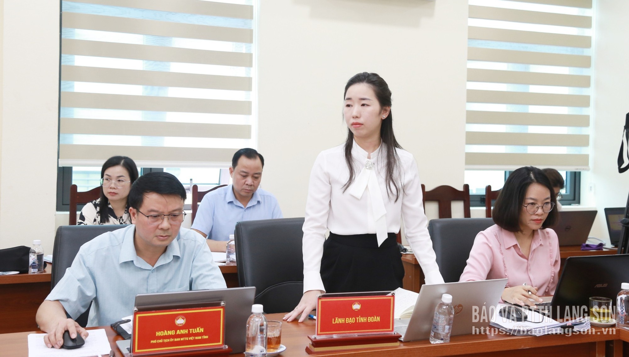 Đại diện Tỉnh đoàn trình bày tờ trình về việc xin ý kiến cử đoàn đại biểu tham gia chương trình hoạt động tay trong tay thiếu nhi Việt Nam – Trung Quốc năm 2026