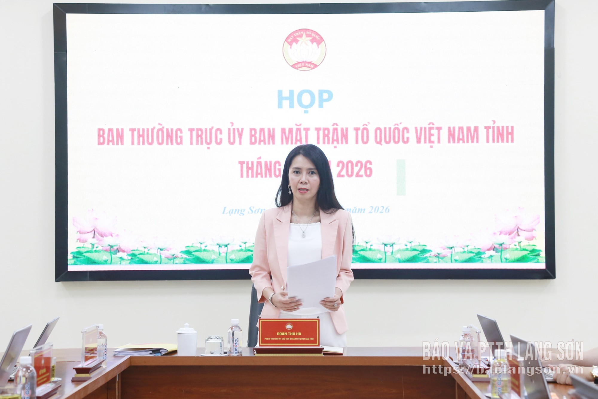 Đồng chí Đoàn Thu Hà, Phó Bí thư Tỉnh ủy, Chủ tịch Ủy ban MTTQ Việt Nam tỉnh, Trưởng Đoàn đại biểu Quốc hội tỉnh phát biểu tại cuộc họp