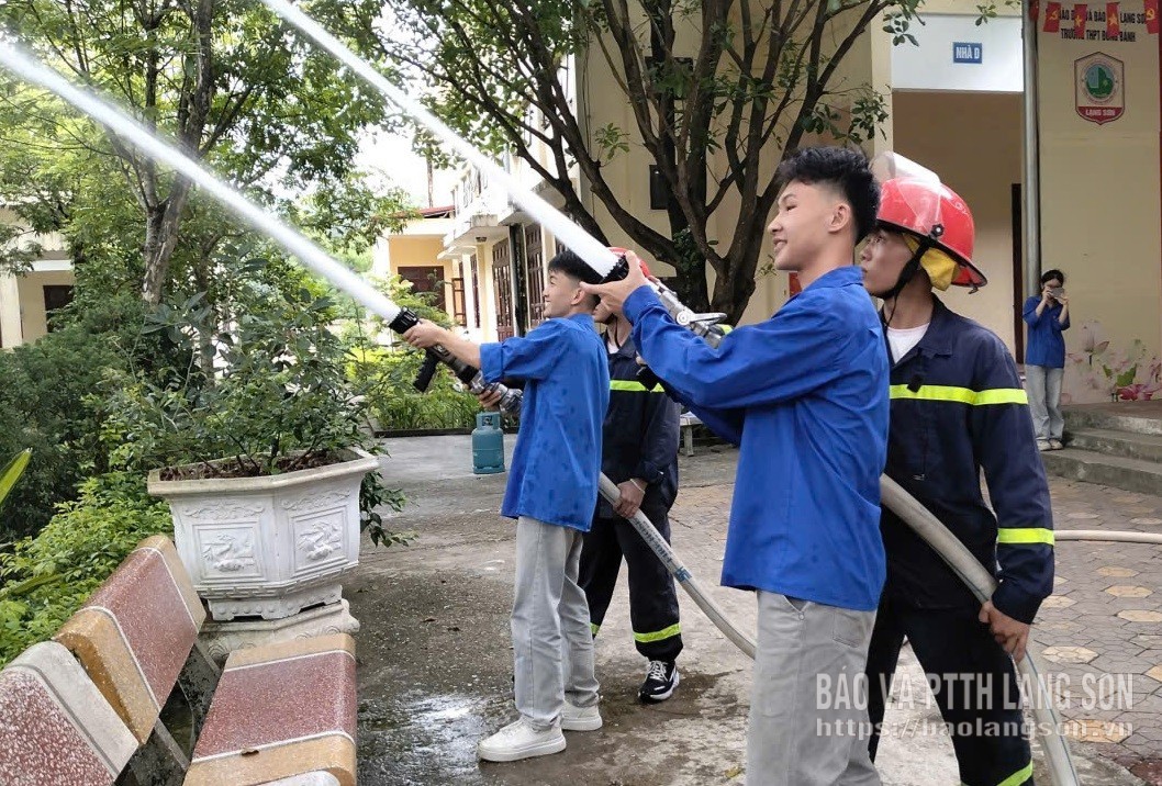 Các em học sinh trải nghiệm thực hành chữa cháy trong chương trình