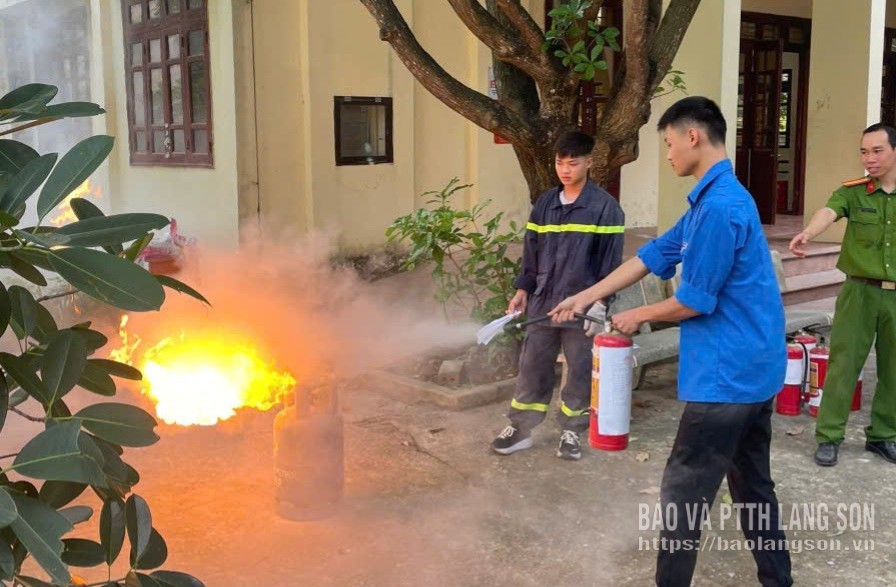 Học sinh Trường THPT Đồng Bành trải nghiệm thực hành chữa cháy bằng bình chữa cháy xách tay