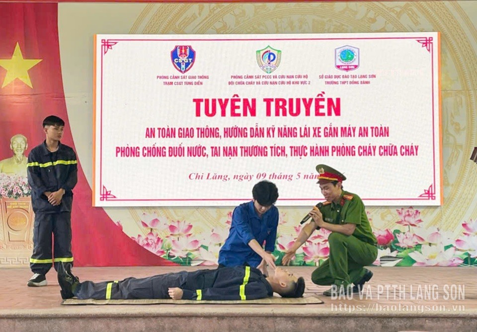 Cán bộ Phòng Cảnh sát phòng cháy, chữa cháy và cứu nạn, cứu hộ, Công an tỉnh hướng dẫn học sinh thực hành sơ cứu người bị đuối nước