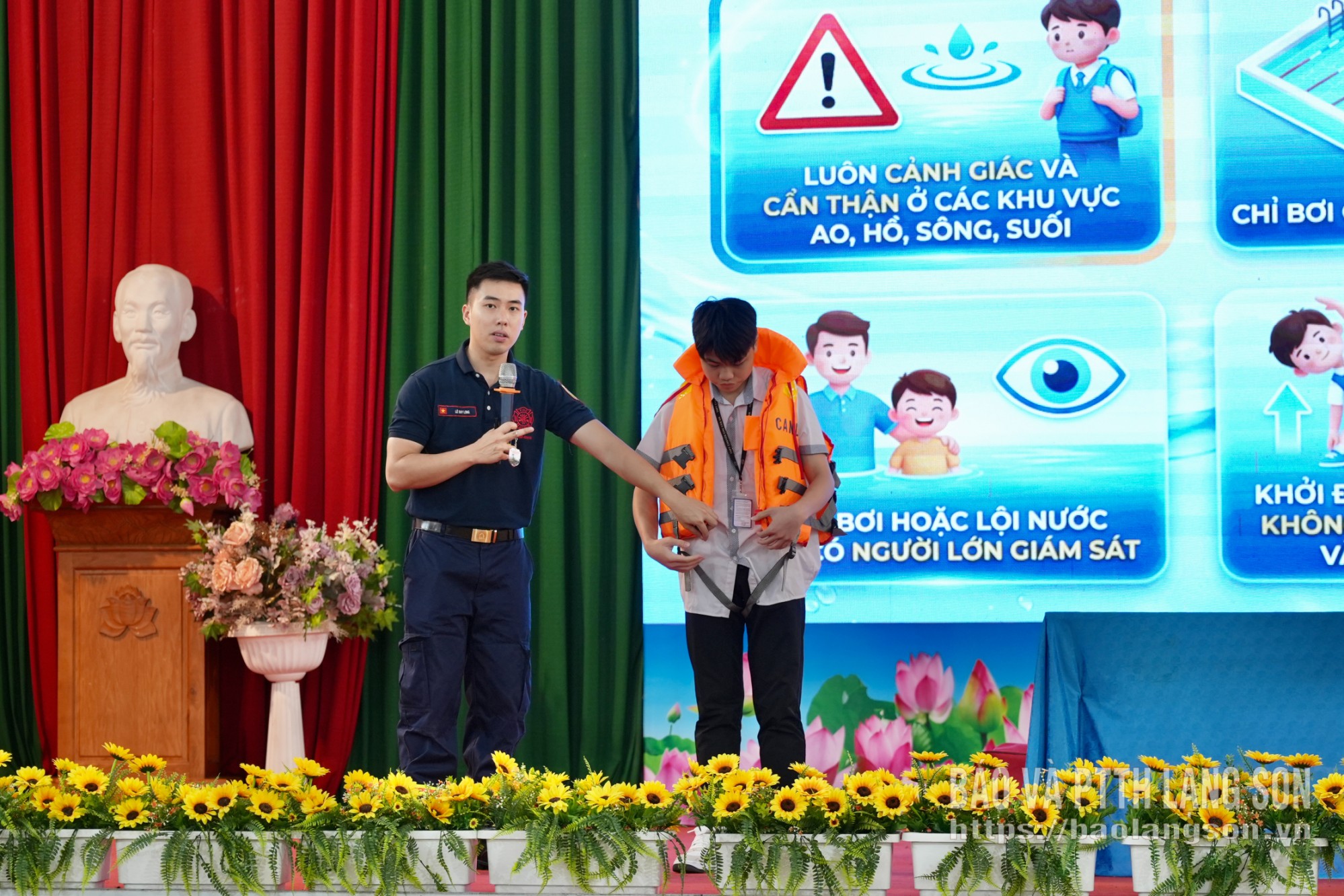 Cán bộ Phòng Cảnh sát Phòng cháy chữa cháy và Cứu nạn cứu hộ, Công an tỉnh hướng dẫn học sinh mặc áo phao đúng cách
