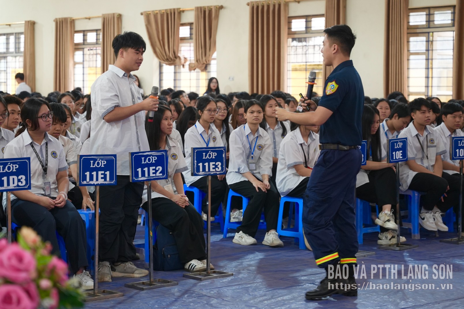 Học sinh Trường Trung học phổ thông chuyên Chu Văn An chia sẻ tại chương trình