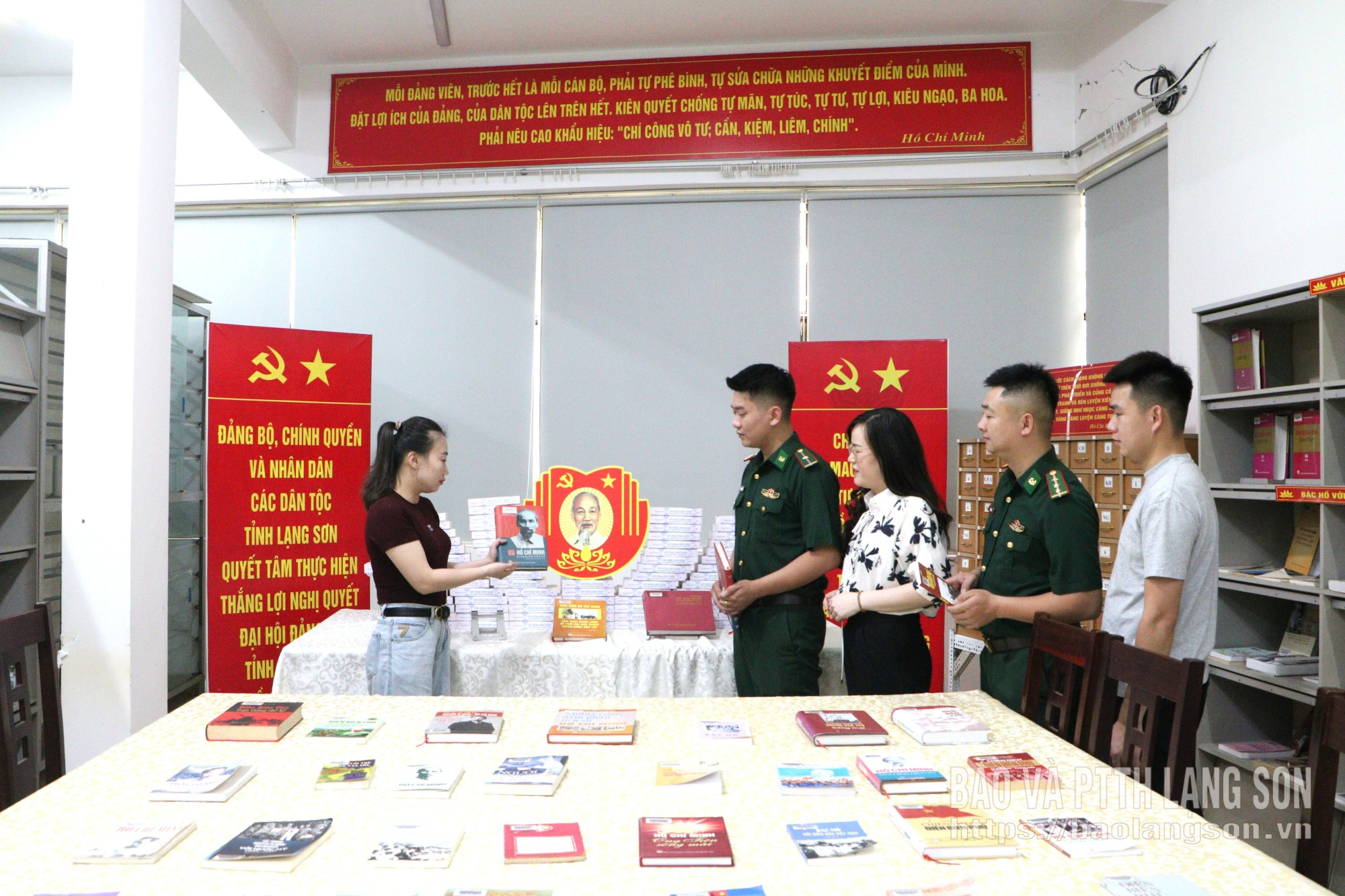Cán bộ Thư viện tỉnh giới thiệu cuốn sách tư liệu về Chủ tịch Hồ Chí Minh tới độc giả