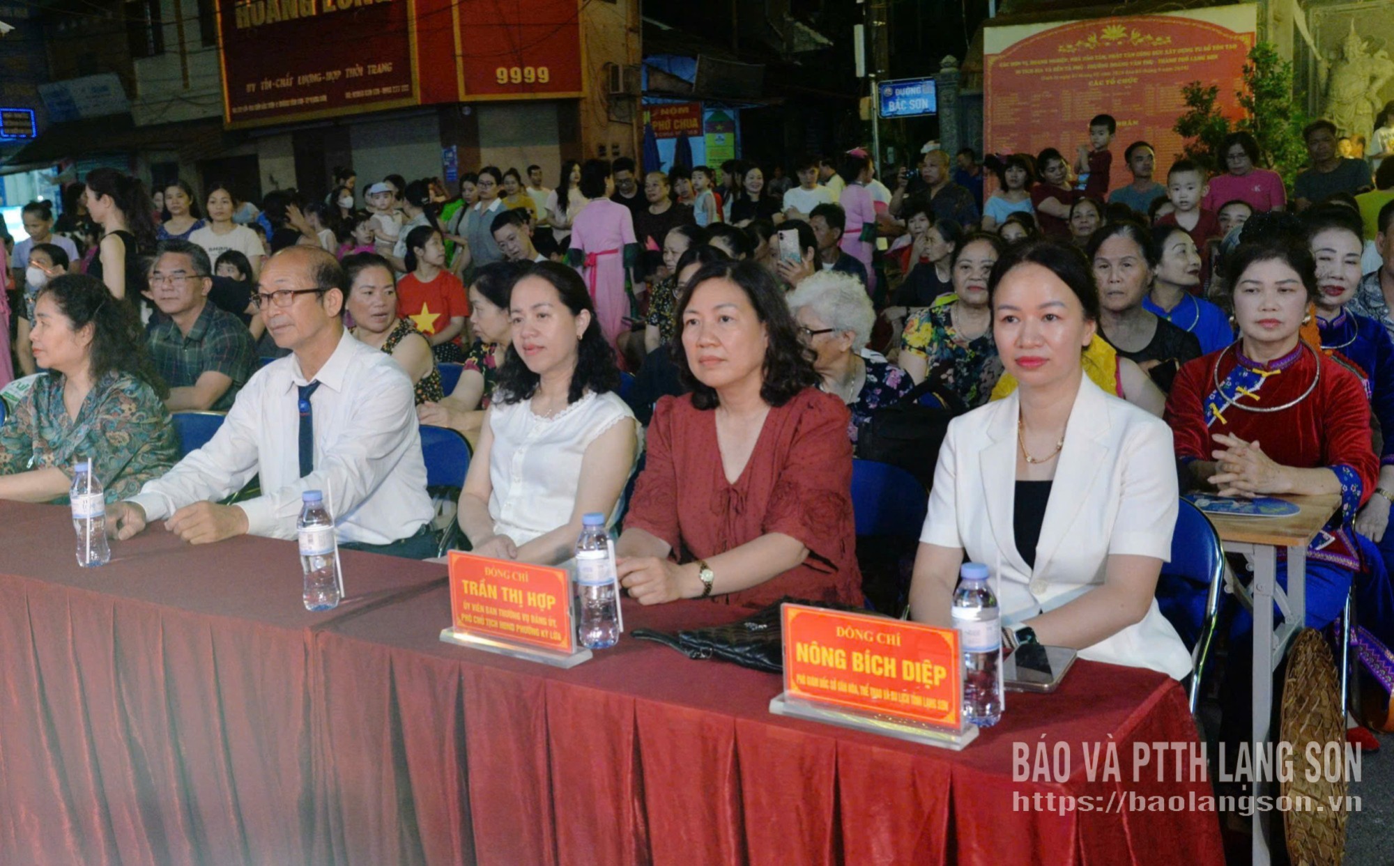Các đại biểu tham dự chương trình văn nghệ