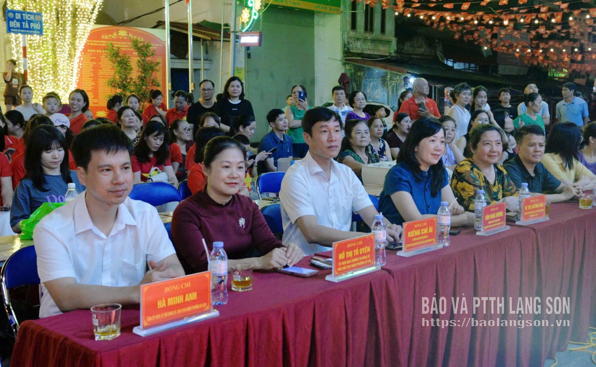 Các đại biểu tham dự chương trình văn nghệ