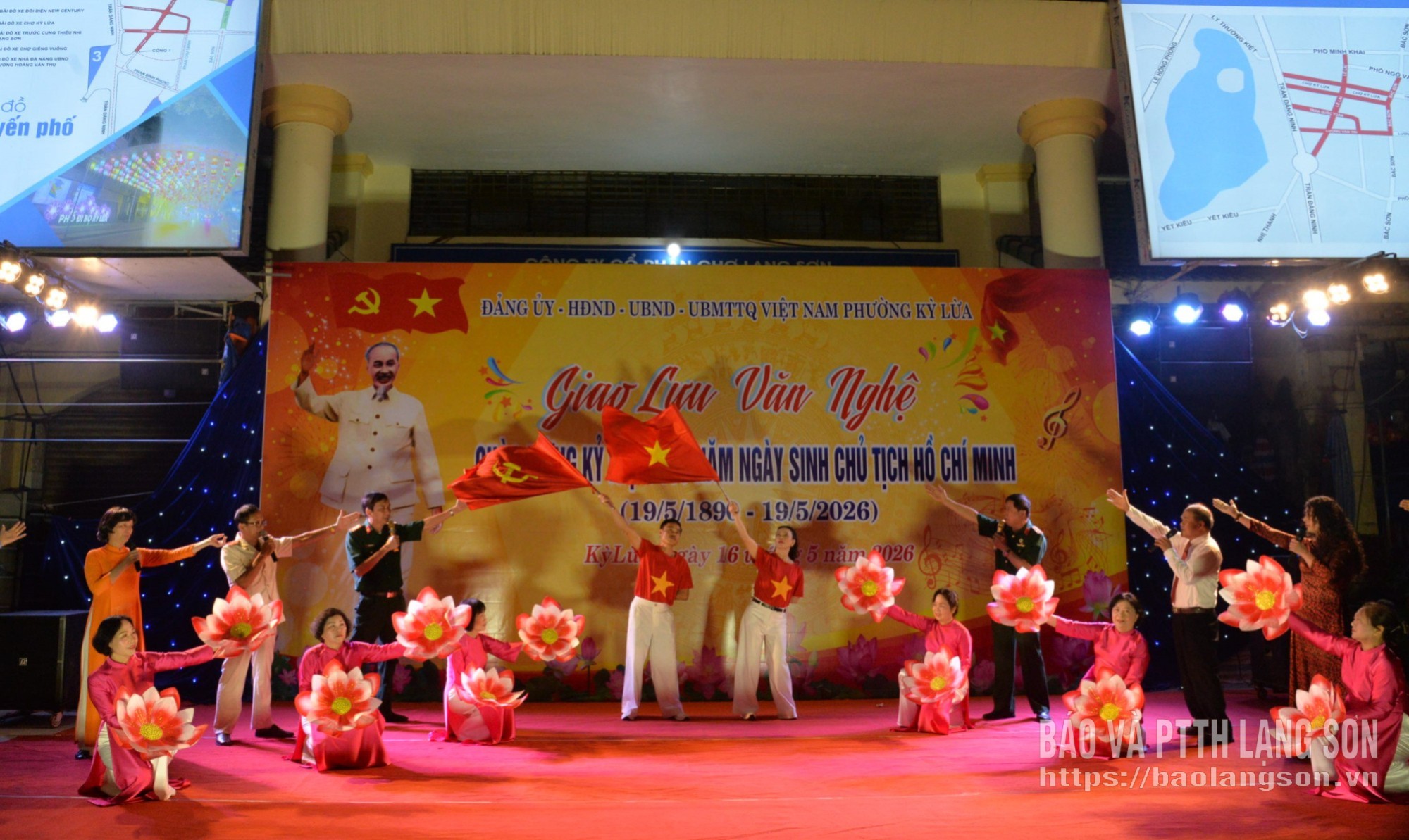 Tiết mục hát múa “Chào mừng Đảng Cộng sản Việt Nam” do các thành viên đến từ CLB văn nghệ quần chúng khối 9 thể hiện