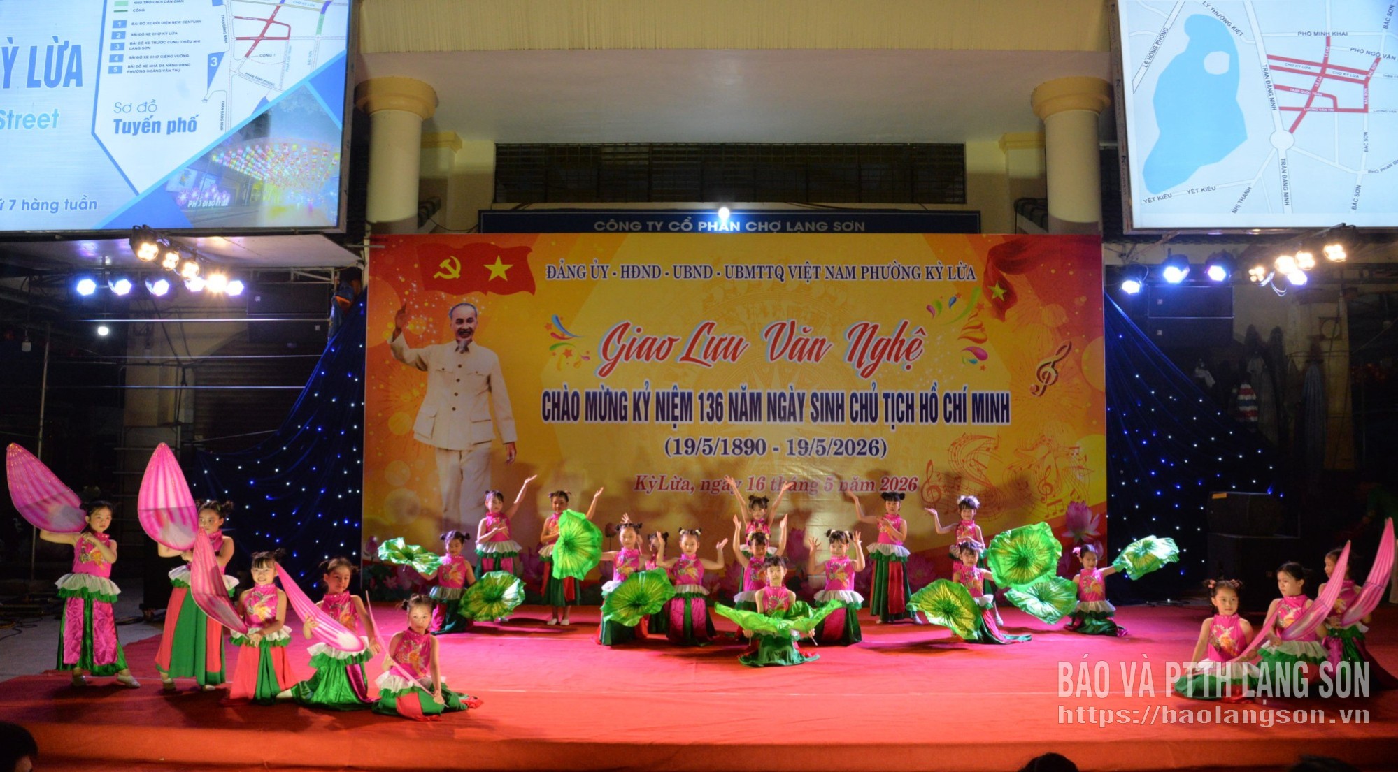 Tiết mục múa đặc sắc do các em học sinh Trường Tiểu học Hoàng Văn Thụ thể hiện