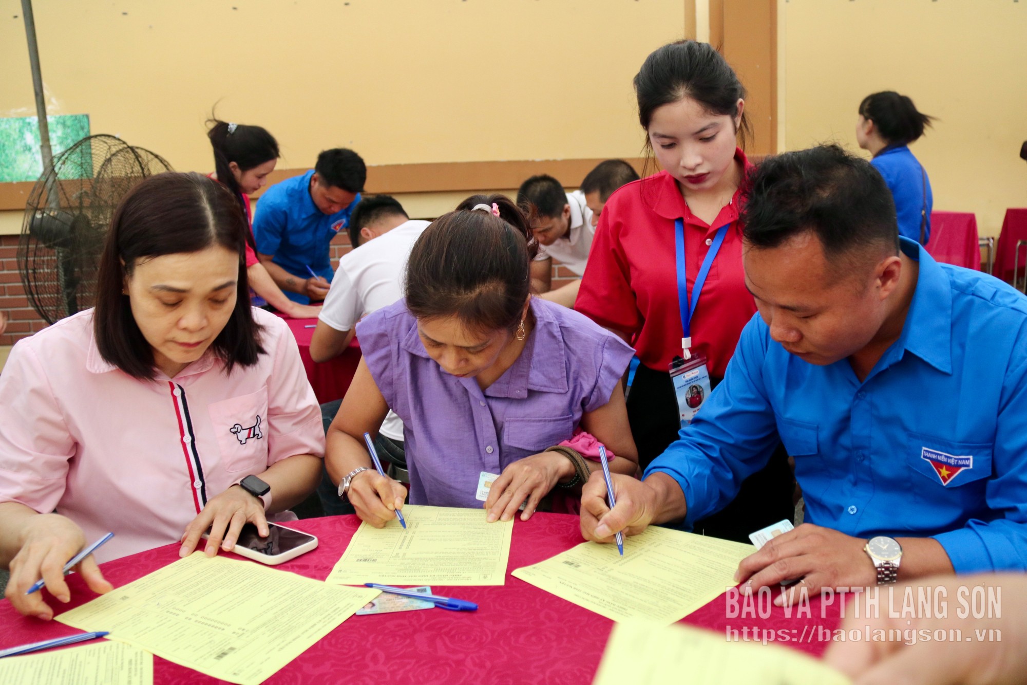 Các tình nguyện viên đăng ký hiến máu tại ngày hội