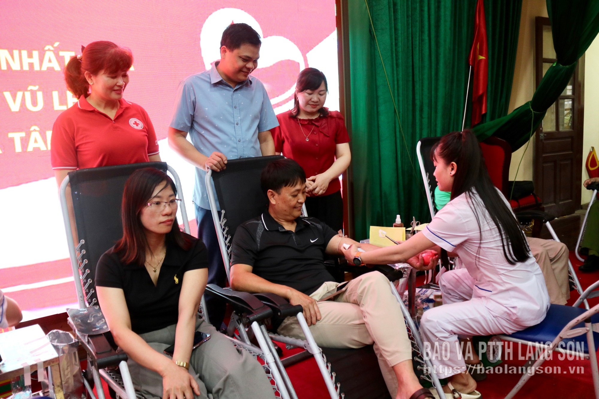 Lãnh đạo Hội Chữ thập đỏ tỉnh và lãnh đạo xã Bắc Sơn động viên tình nguyện viên tham gia hiến máu tại ngày hội