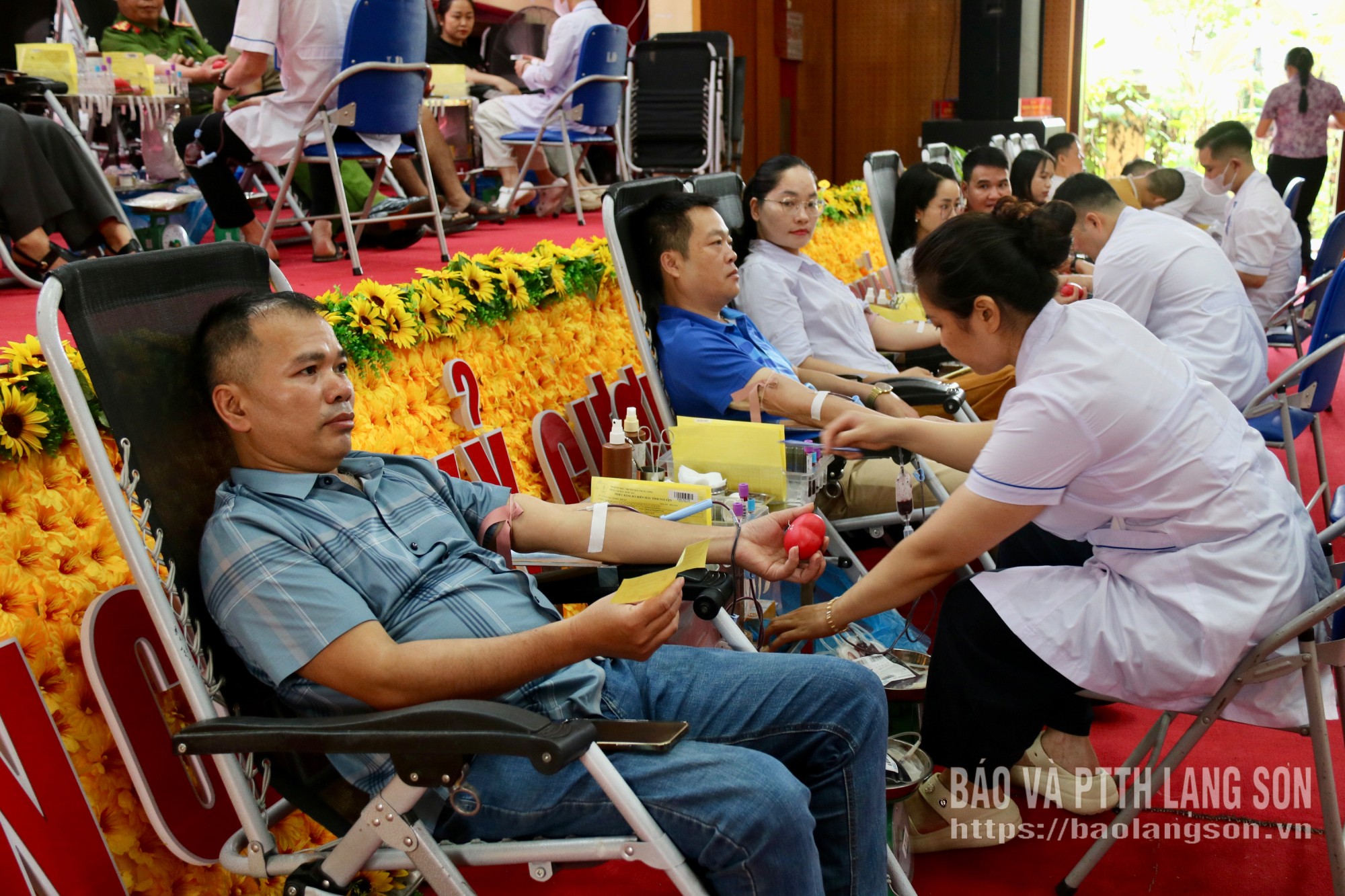 Tình nguyện viên hiến máu tại ngày hội