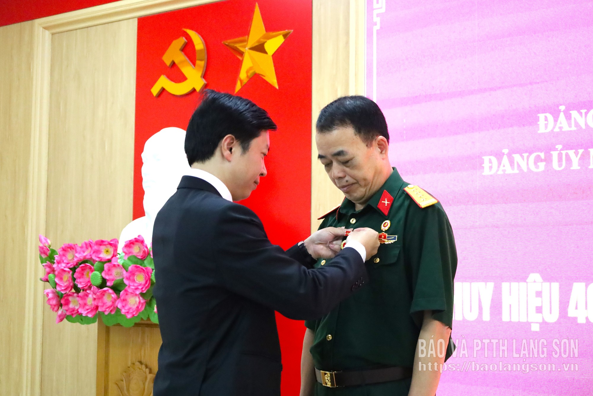 Đồng chí Nguyễn Hoàng Tùng, Ủy viên Ban Thường vụ Tỉnh ủy, Phó Bí thư Thường trực Đảng ủy các cơ quan Đảng tỉnh, Phó Chủ tịch Thường trực Ủy ban Mặt trận Tổ quốc Việt Nam tỉnh trao Huy hiệu 40 năm tuổi Đảng cho đồng chí Nông Long Ân